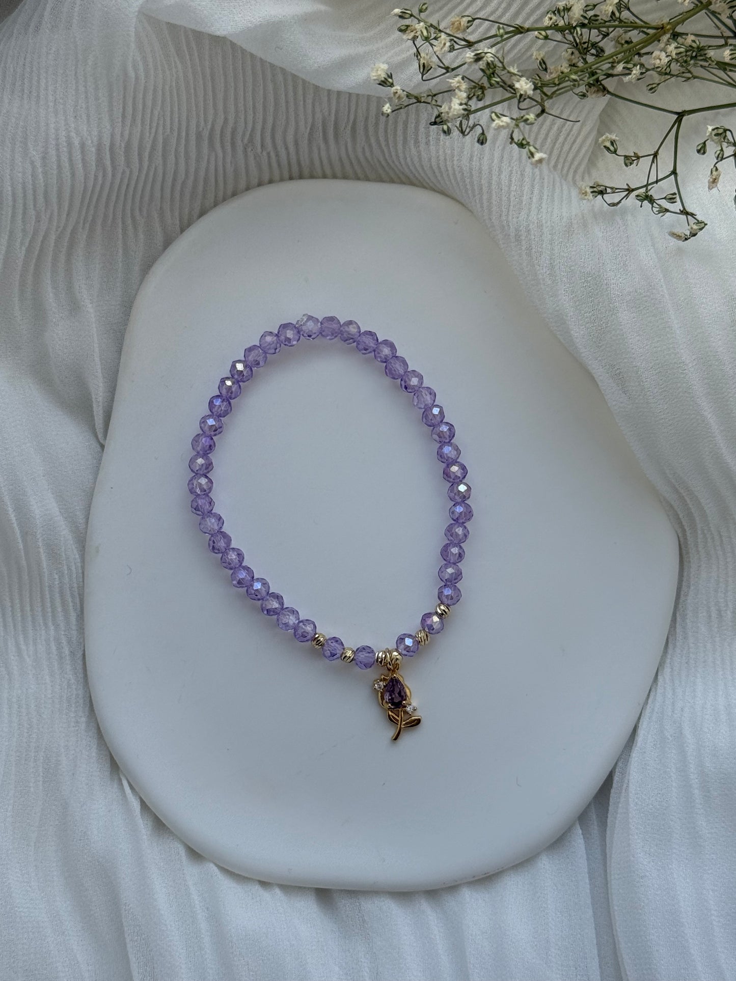 Perlenarmband mit Lila Kristallperlen, Goldenen Perlen + Tulpen Anhänger - 2120