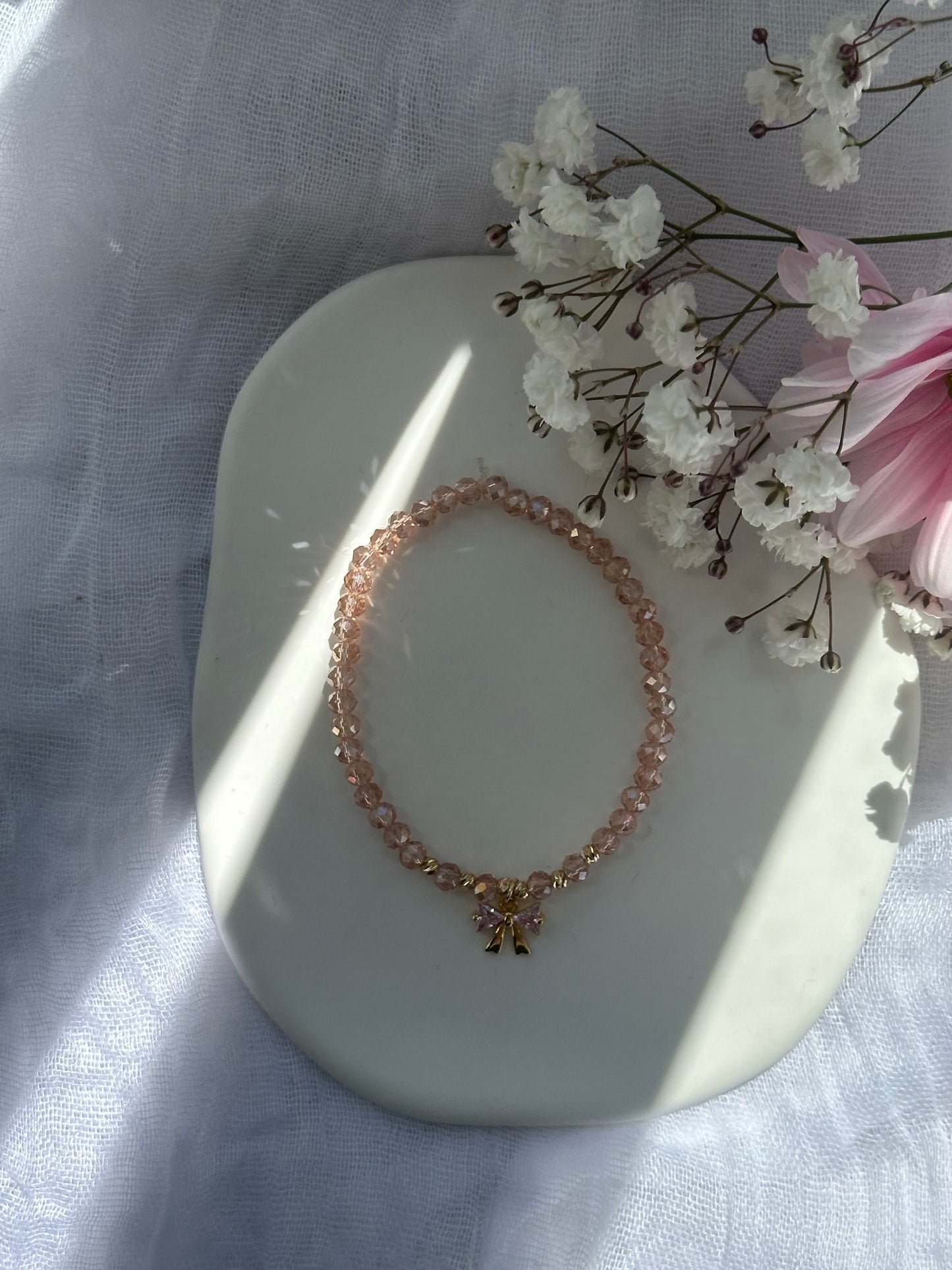 Perlenarmband mit Rose Kristallperlen und goldenen Details + Schleifen Anhänger - 10740