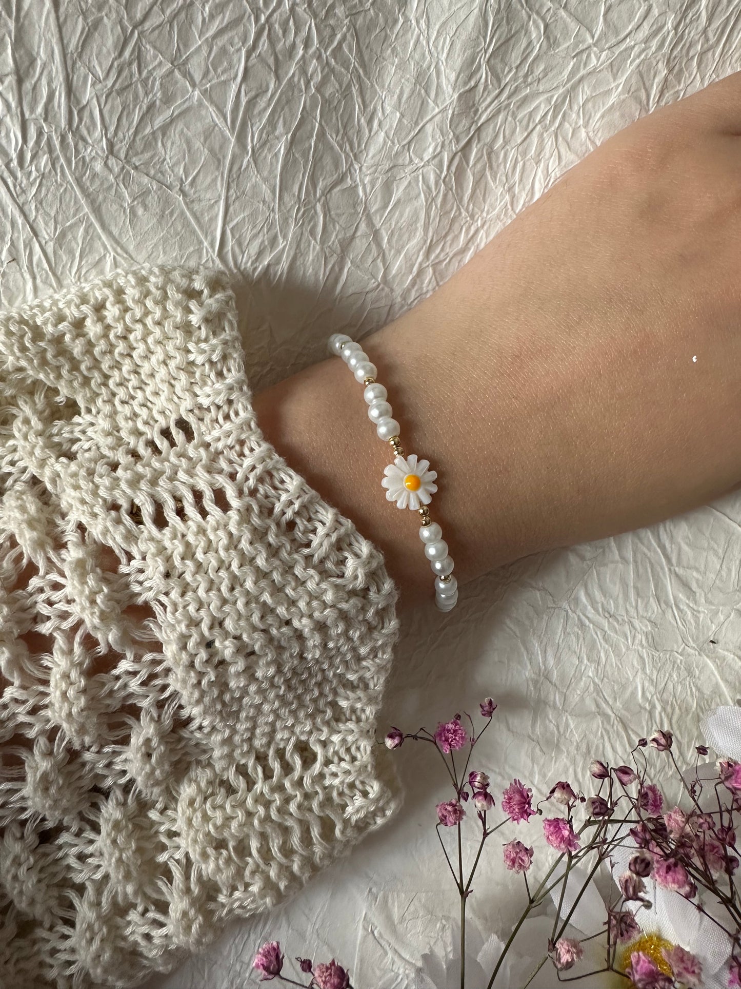 Perlenarmband mit Weißen Perlen und Gänseblümchenanhänger - 10473