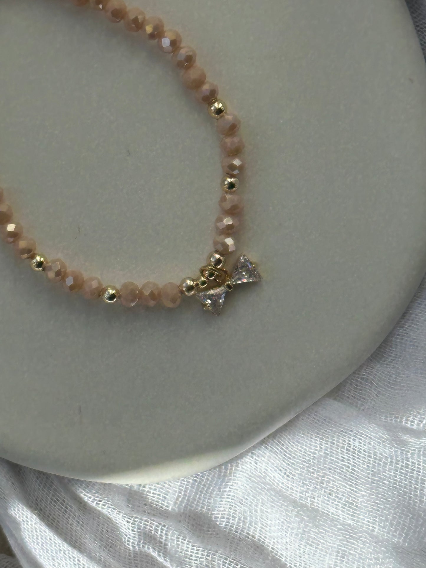 Perlenarmband mit Beigen Kristallperlen und Schleifen Anhänger - 10670