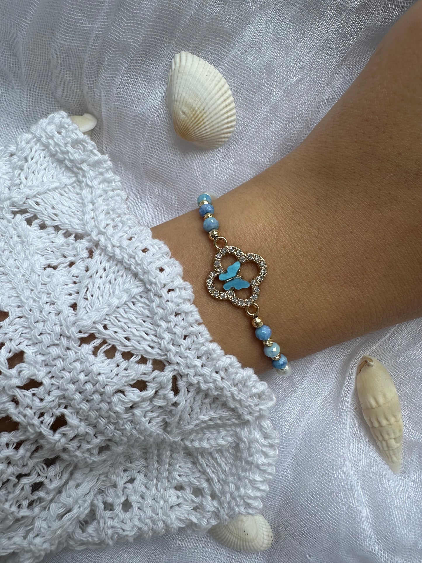 Perlenarmband mit Weißen Perlen und Blauen Kristallperlen und Schmetterlingsanhänger - 10462