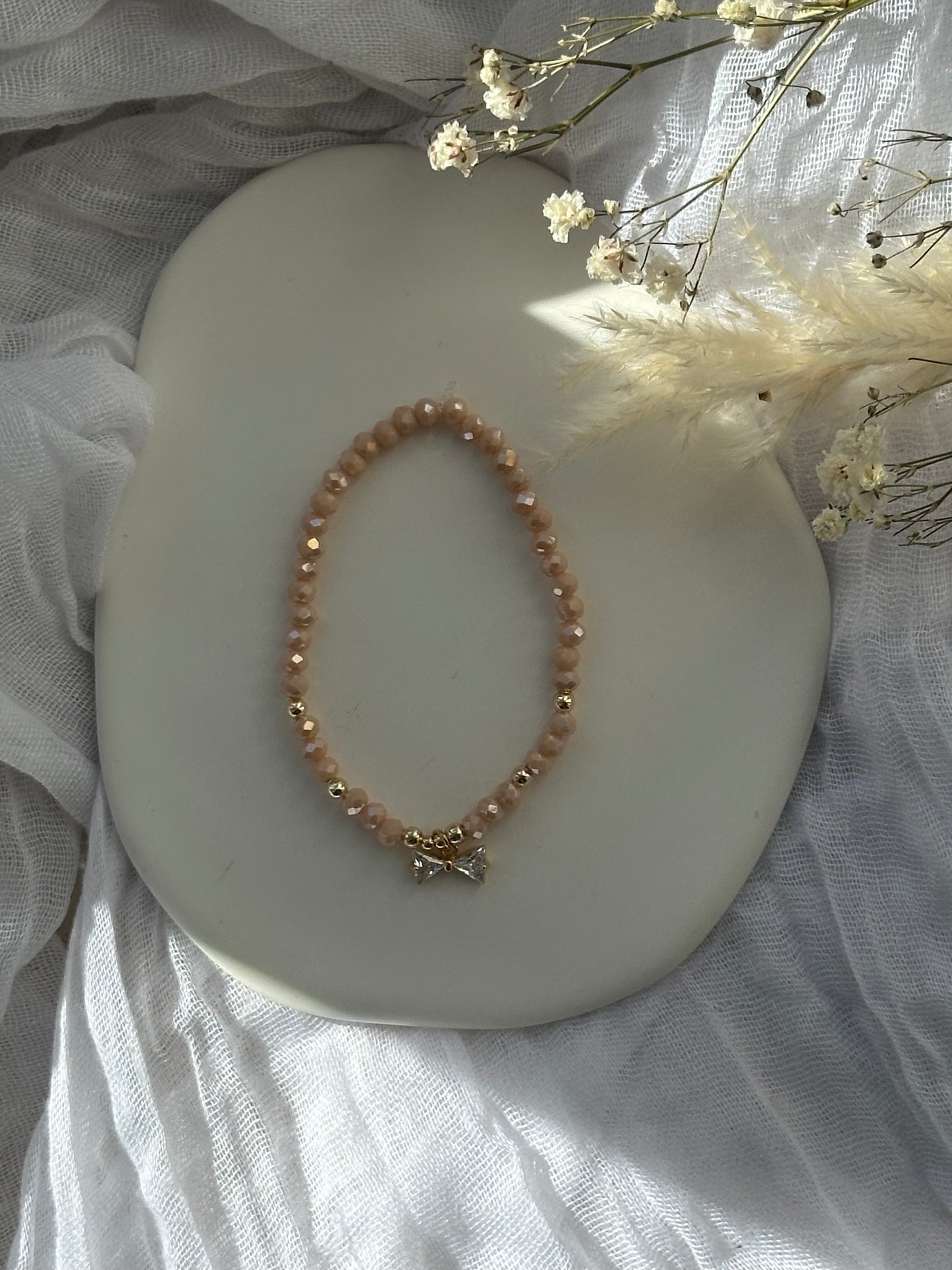 Perlenarmband mit Beigen Kristallperlen und Schleifen Anhänger - 10670