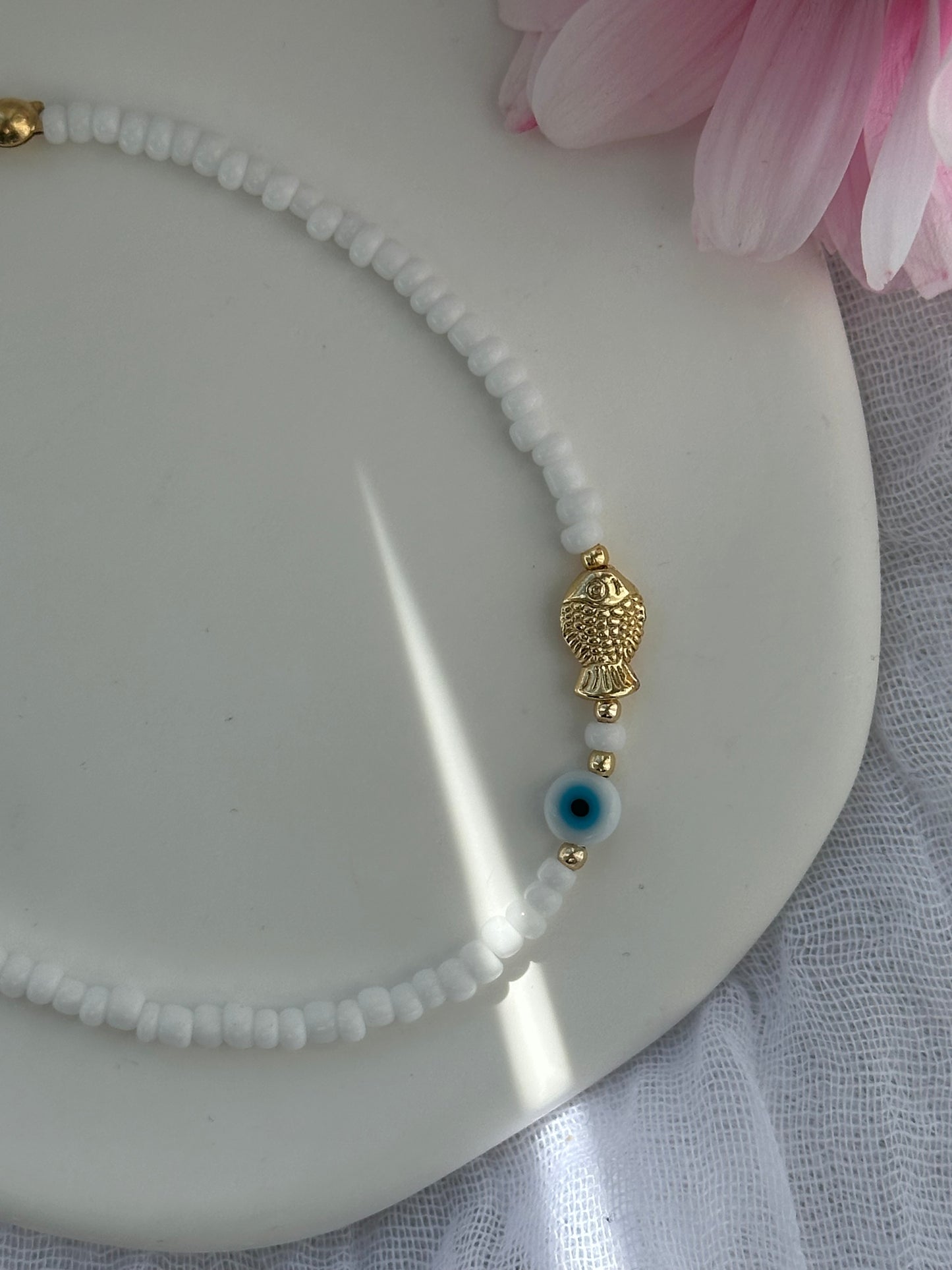 Fußkette mit Weißen Perlen + Fisch und Nazar Anhänger - 10694