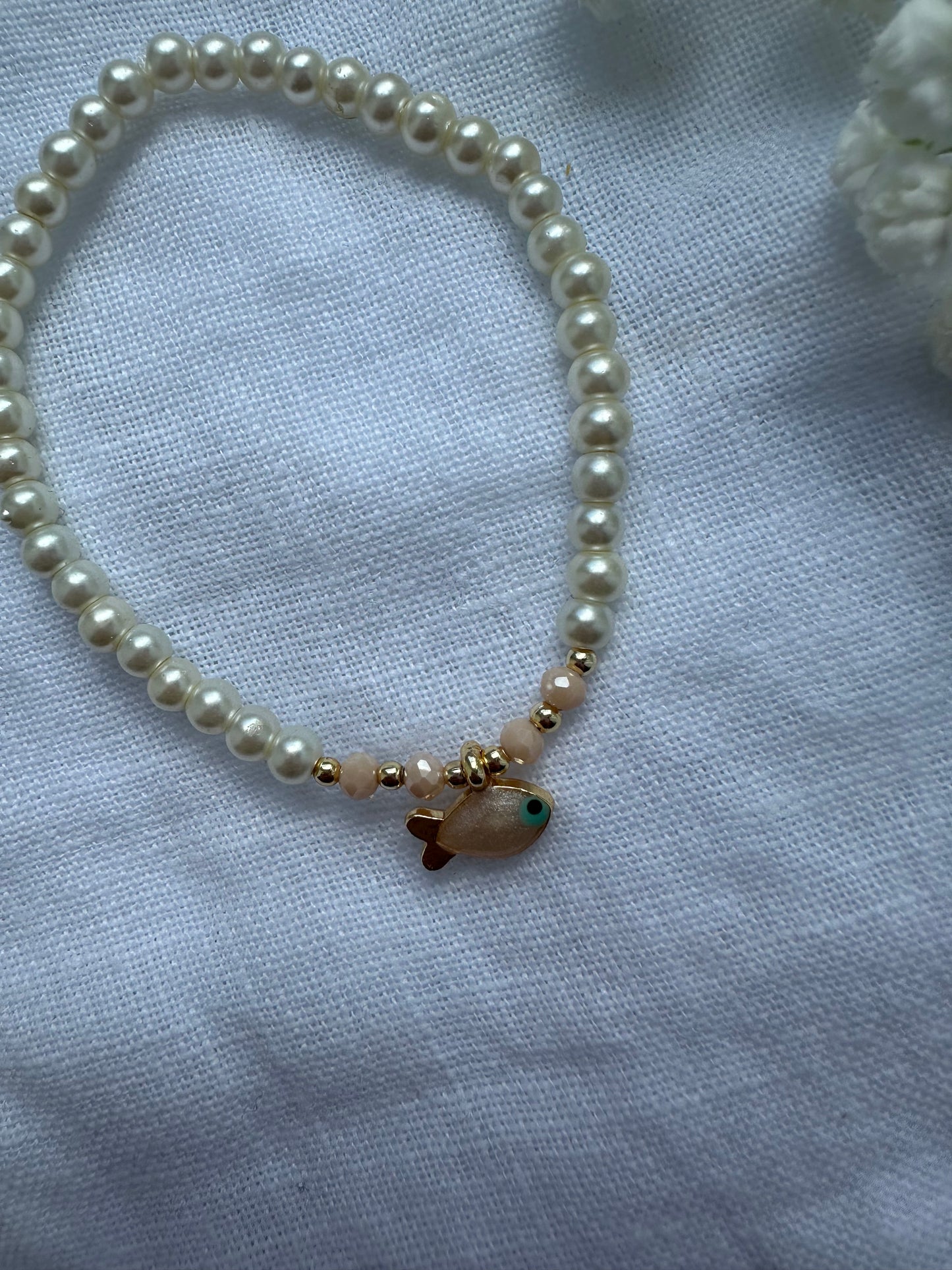 Perlenarmband mit Weißen und Beigen Kristallperlen und Fisch Anhänger - 10437