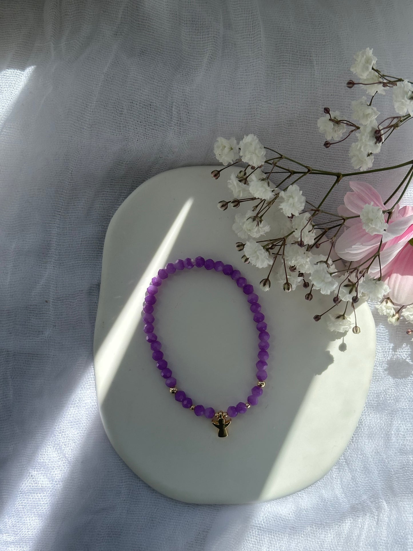 Perlenarmband mit Lila Kristallperlen und goldenen Details + Engel Anhänger - 10731