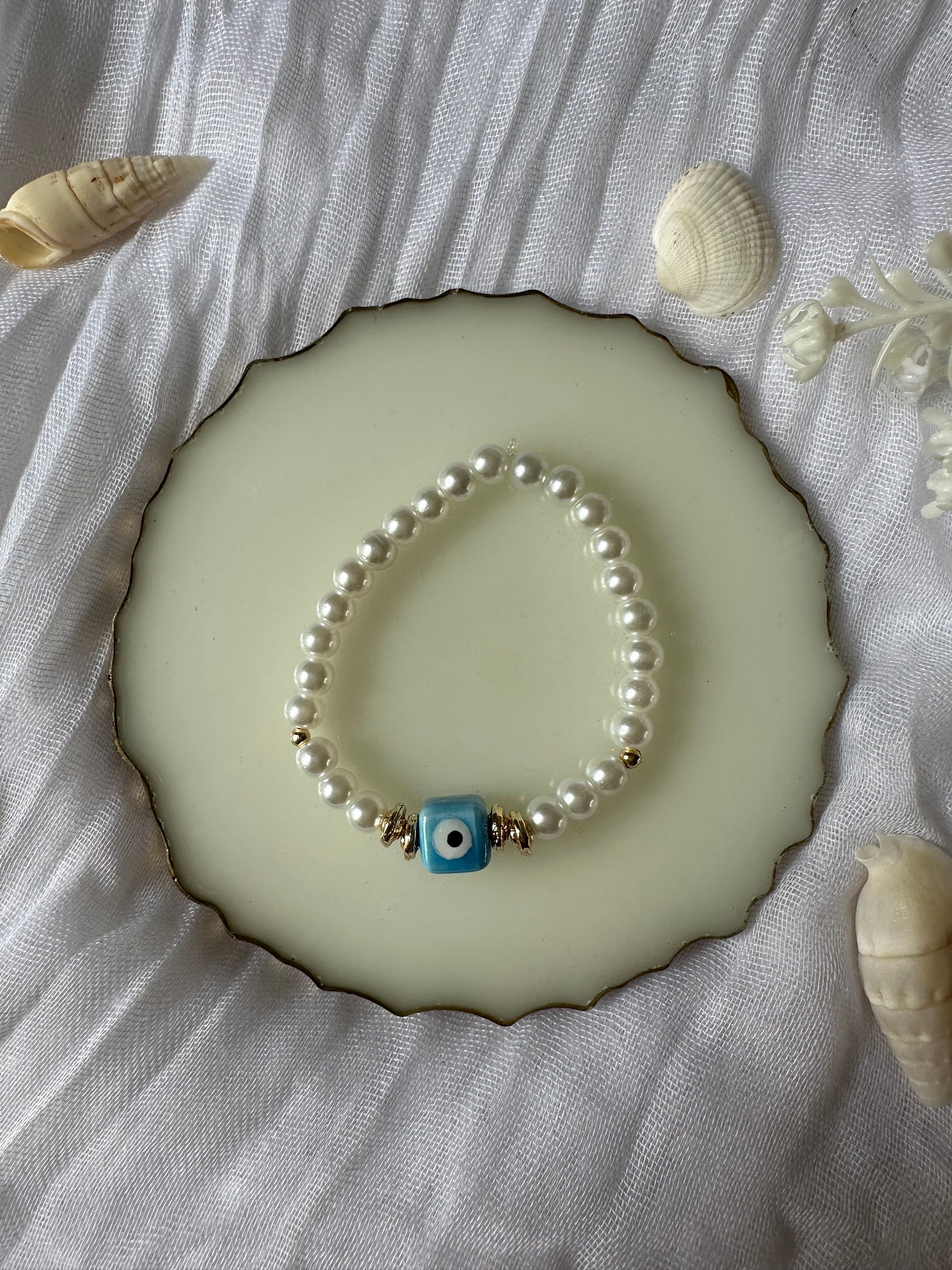 Perlenarmband mit Weißen Perlen und Goldenen Details und Blauen Nazar Anhänger - 10322