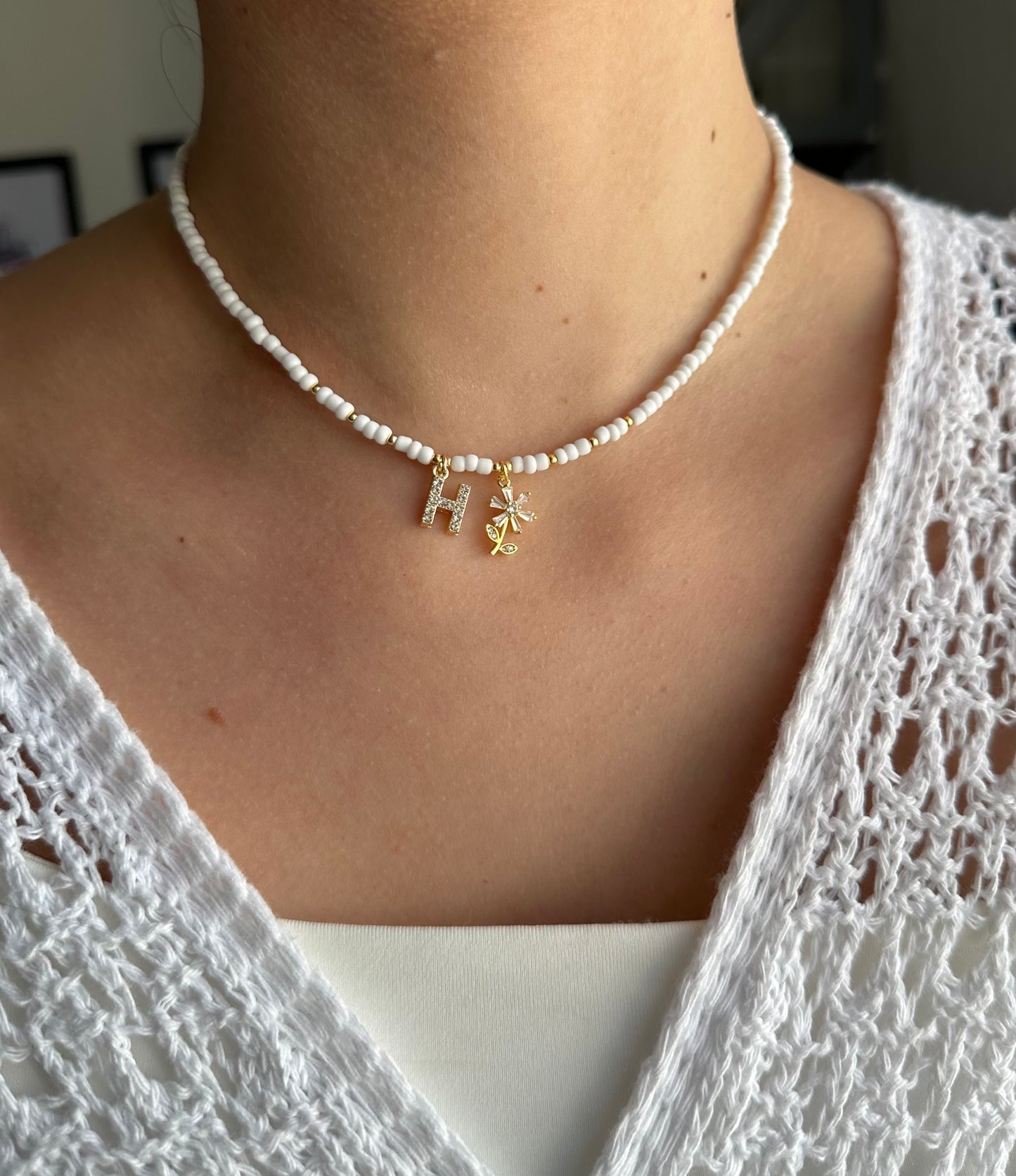 Perlenkette personalisiert mit Weißen Perlen und goldenen Details +Blumen Anhänger - 10709