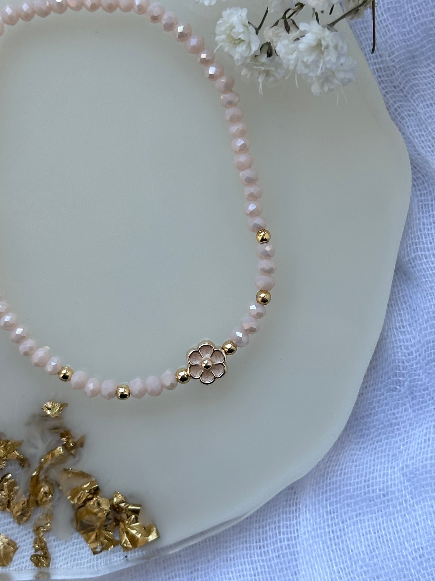 Perlenarmband mit Beigen Kristallperlen und Blumen Anhänger - 10496