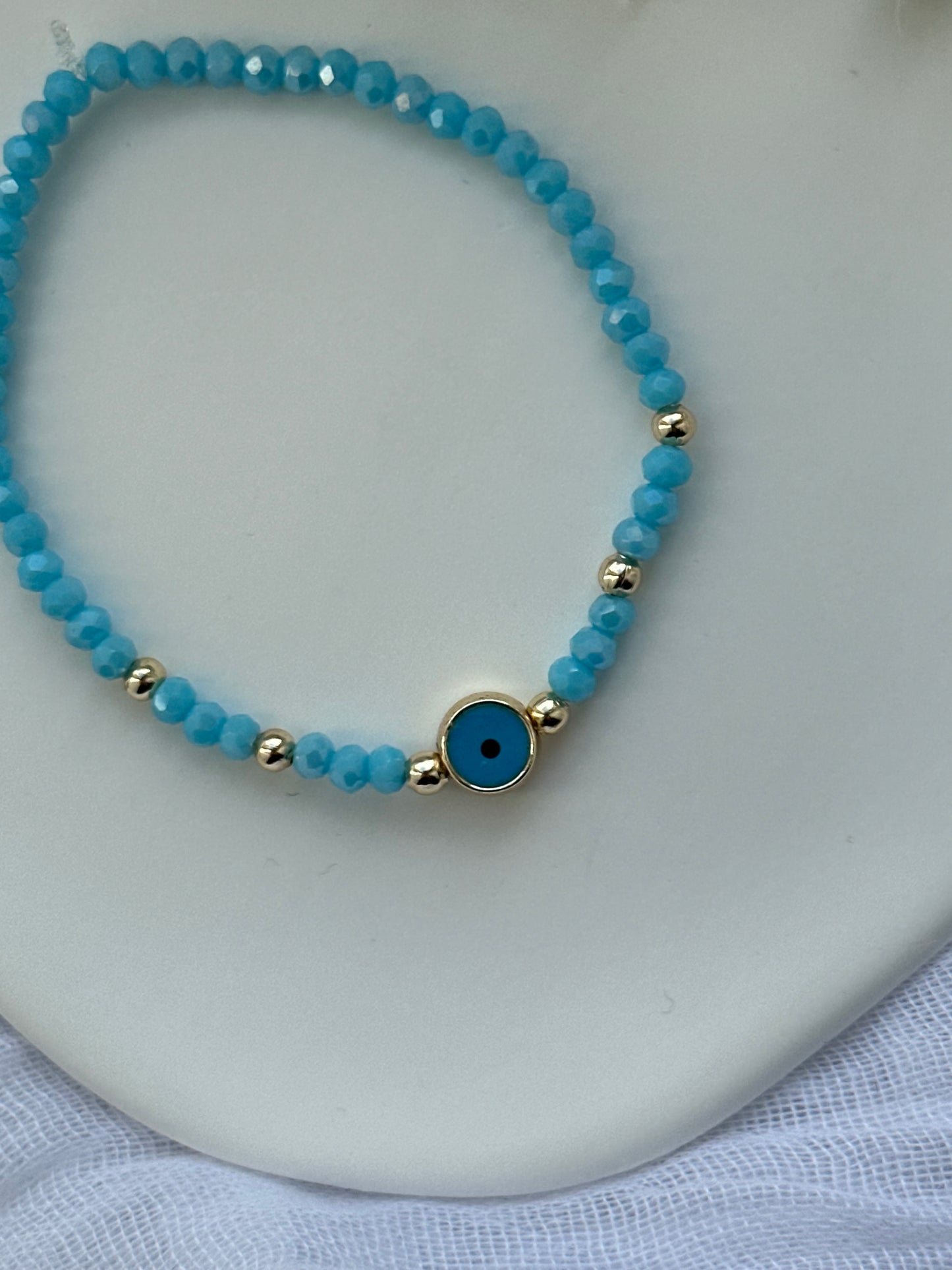 Perlenarmband mit Hellblauen Kristallperlen und Nazar Anhänger - 10569