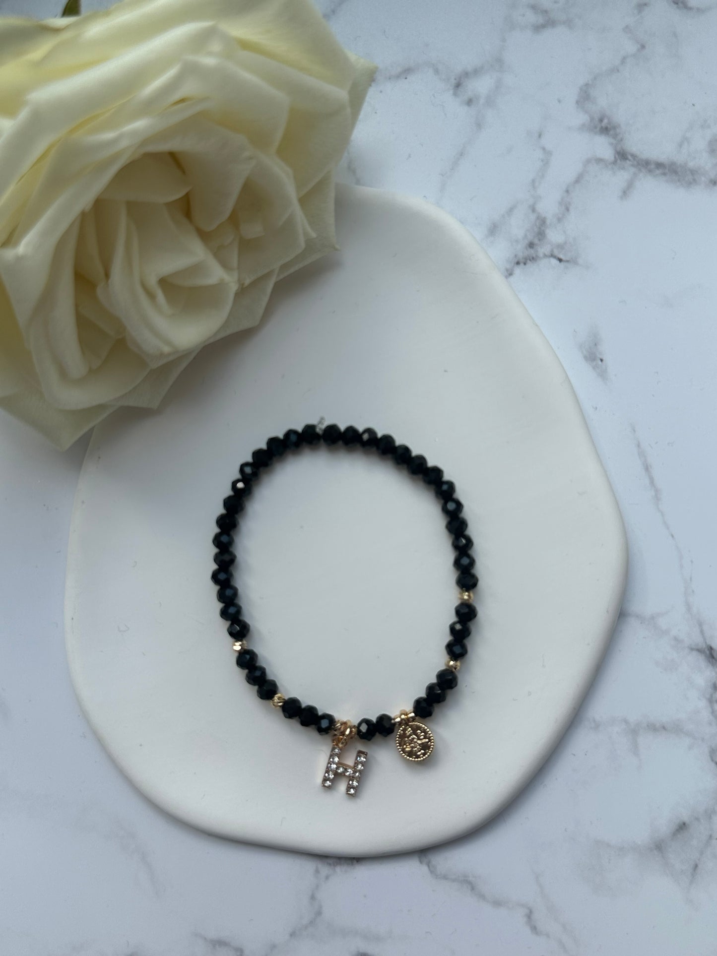 Perlenarmband personalisiert mit Schwarzen Kristallperlen, Goldenen Perlen + Taler Anhänger - 10903