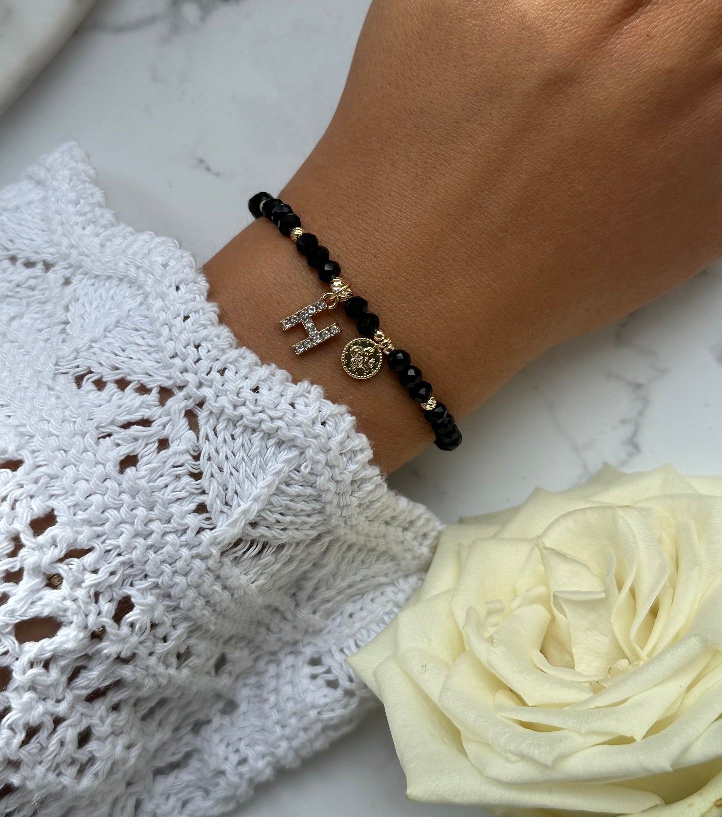Perlenarmband personalisiert mit Schwarzen Kristallperlen, Goldenen Perlen + Taler Anhänger - 10903