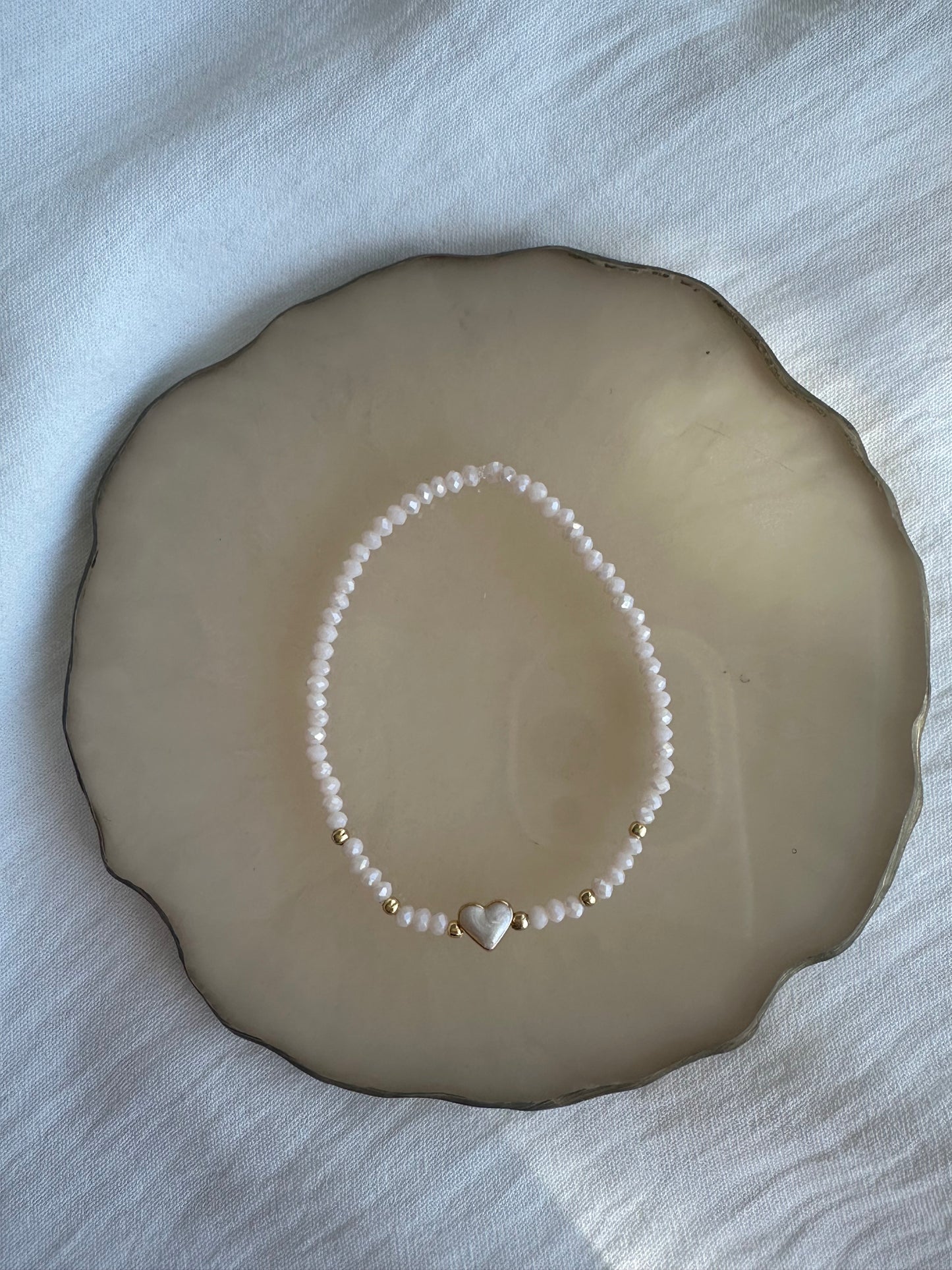 Perlenarmband mit Beigen Kristallperlen und Herz Anhänger - 10380