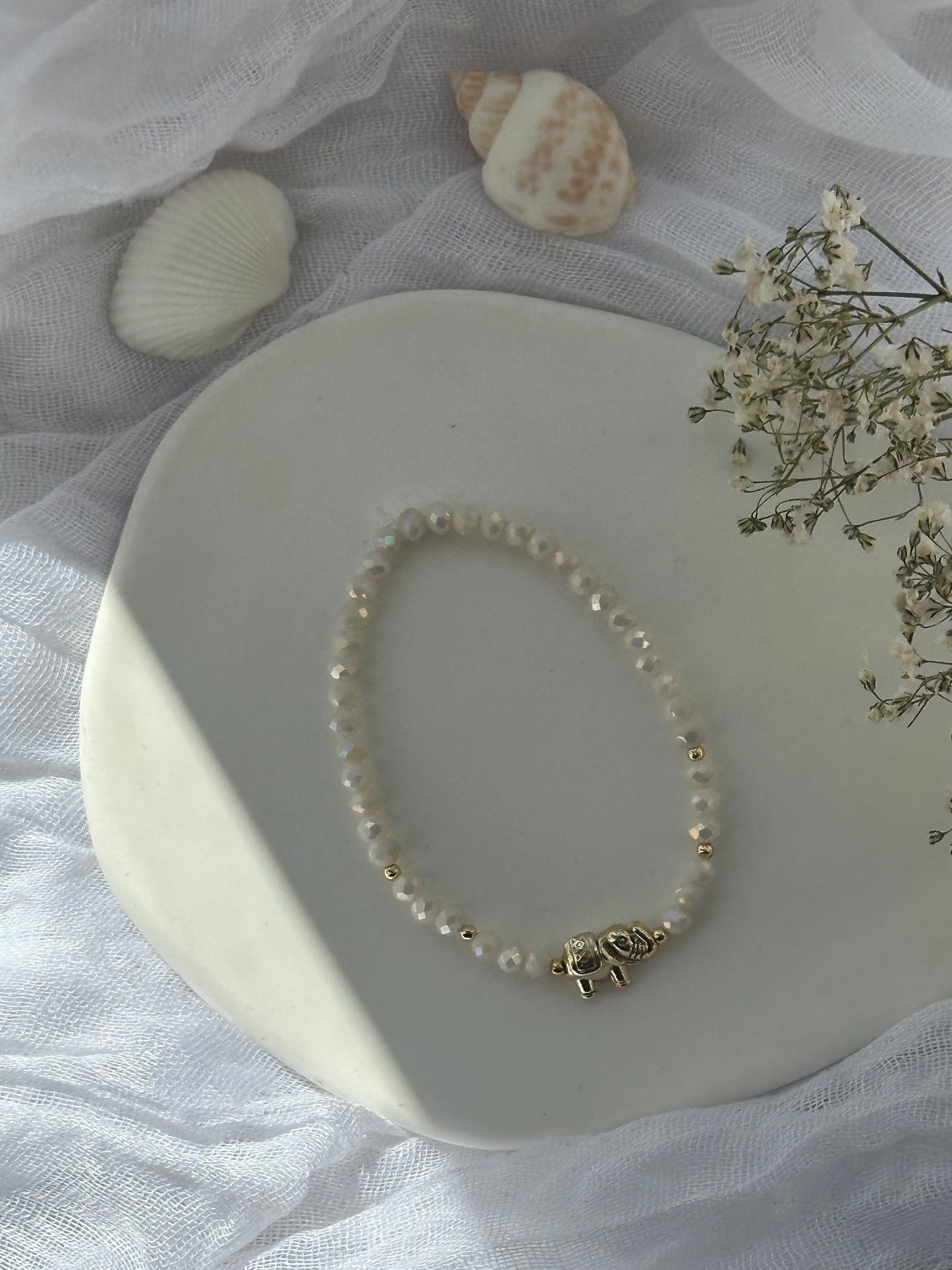 Perlenarmband mit Beigen Kristallperlen und goldenen Perlen + Elefanten Anhänger - 10824