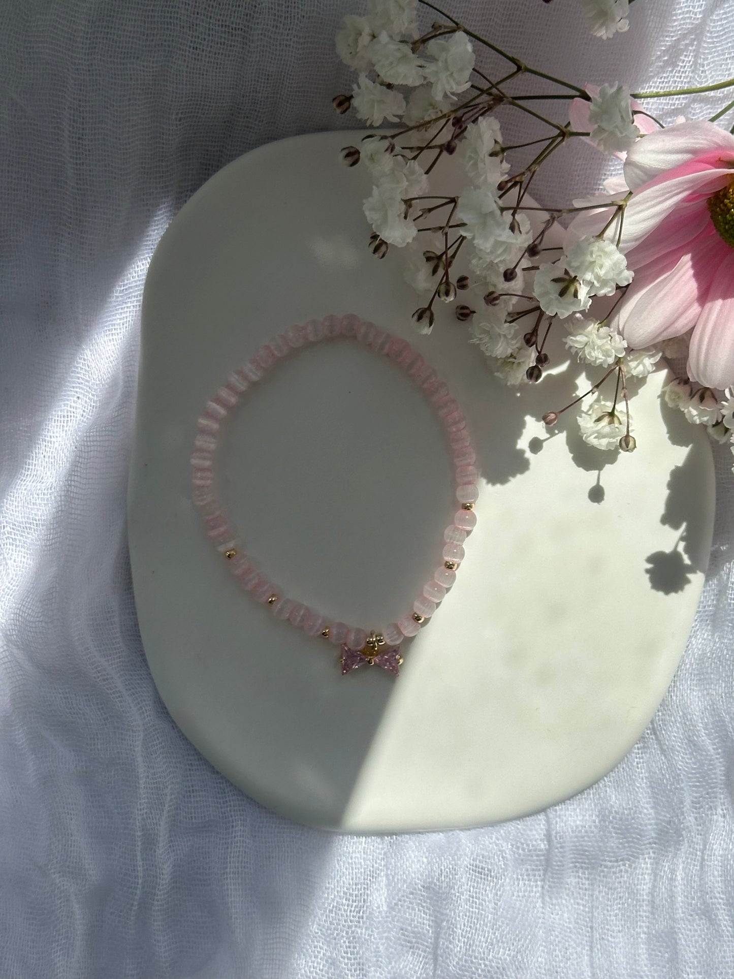 Perlenarmband mit Rosa Glasperlen und goldenen Details+ Schleifen Anhänger - 10746