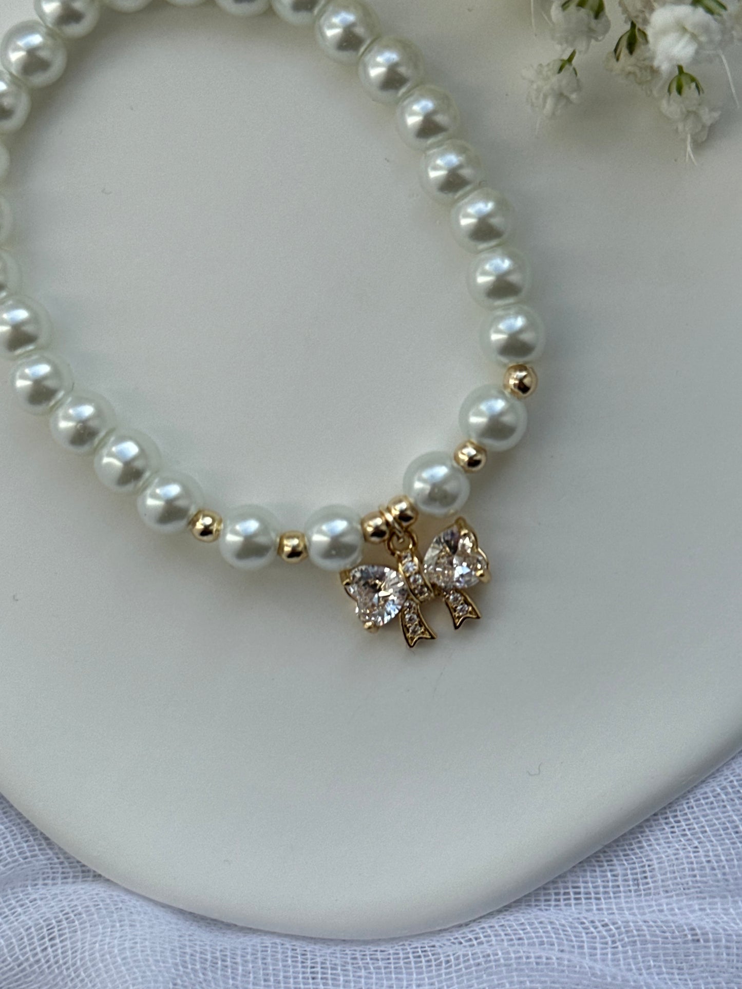 Perlenarmband mit Weißen Perlen und Schleifen Anhänger - 10582