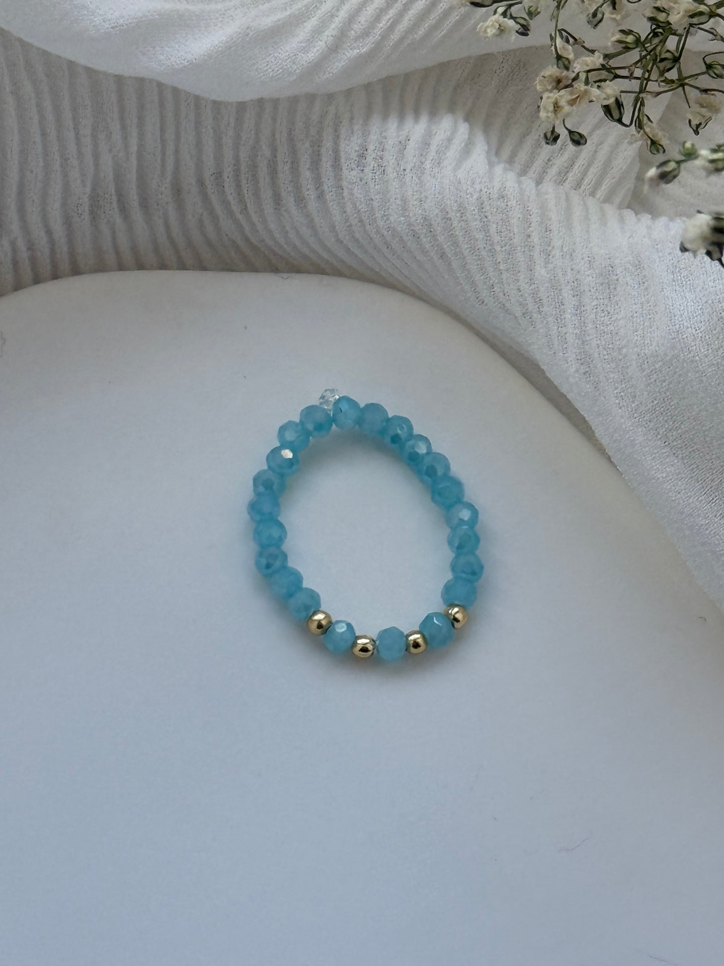 Perlenring mit Blauen Kristallperlen und Goldenen Perlen - 2146