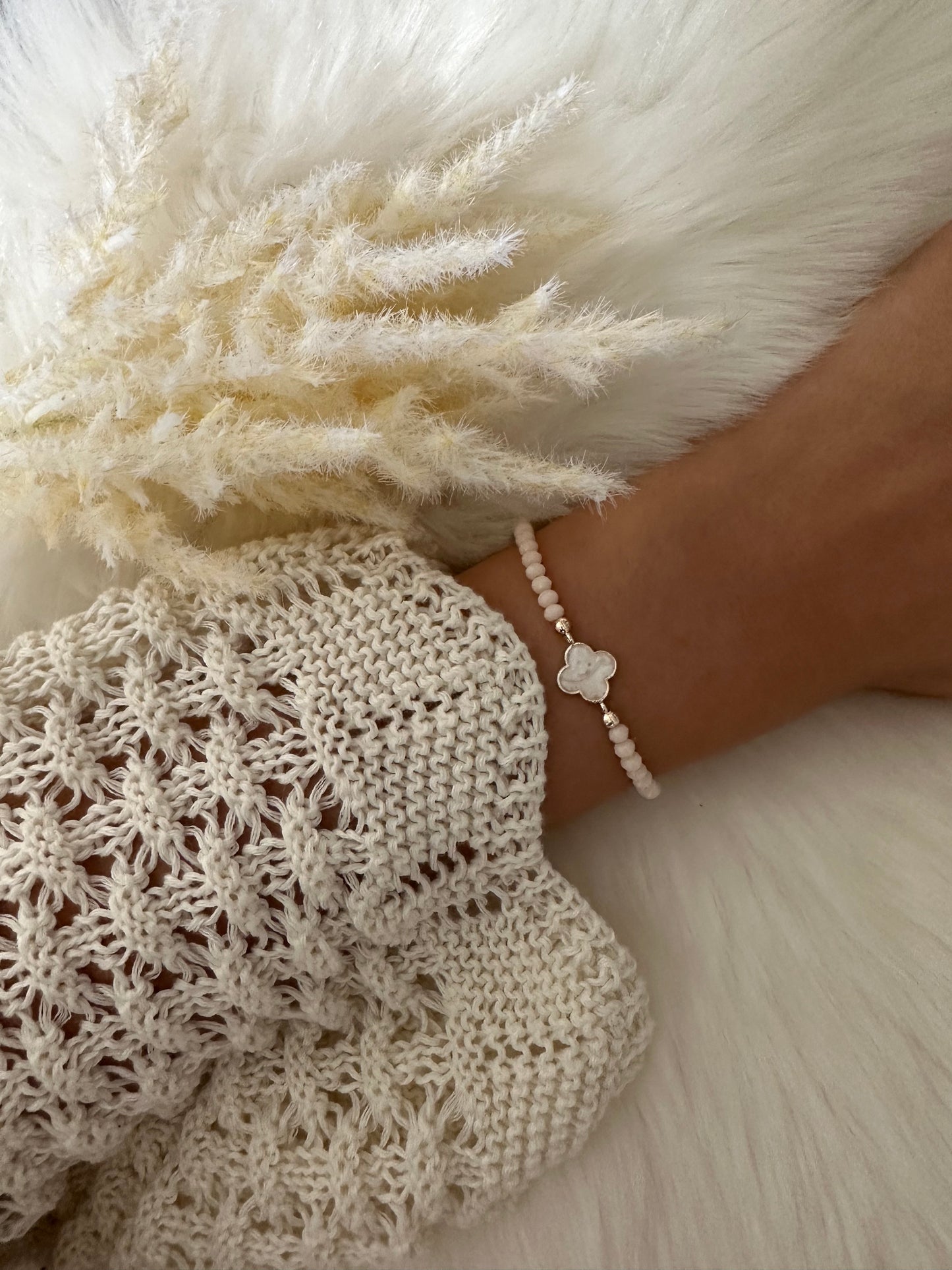 Perlenarmband mit beigen Perlen und Kleeblatt Anhänger - 10297