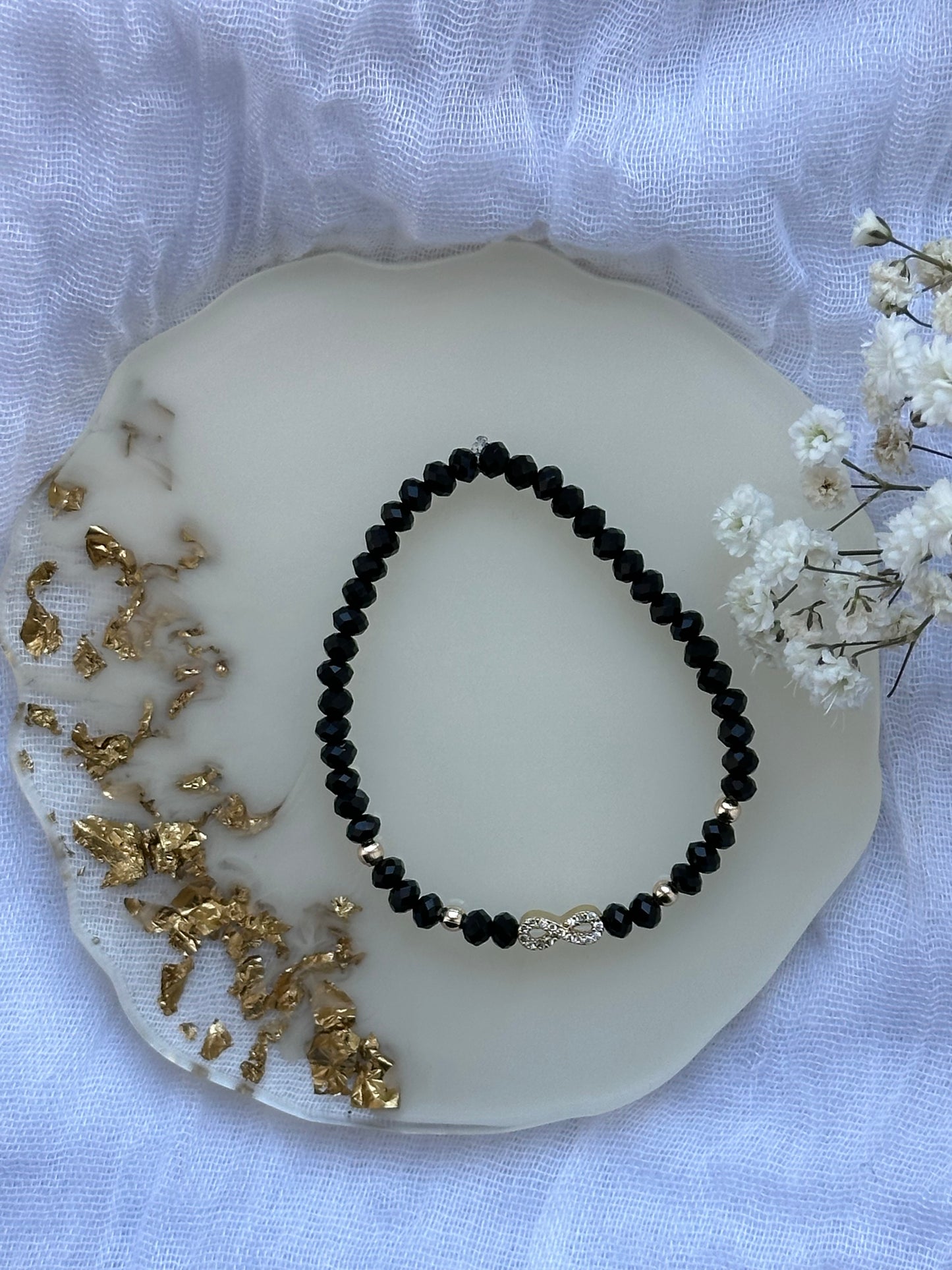 Perlenarmband mit Schwarzen Kristallperlen und Unendlichkeit Anhänger - 10503