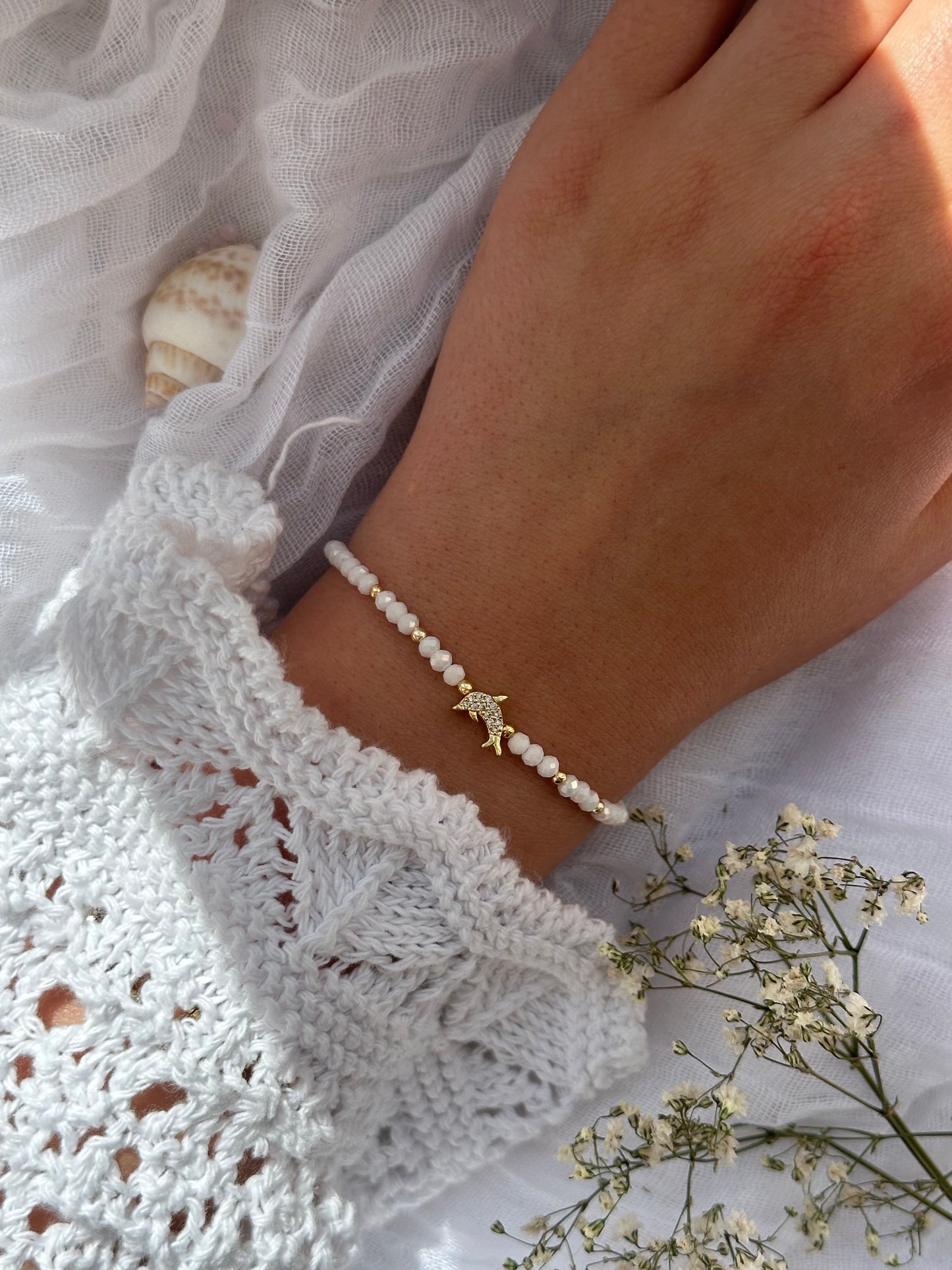 Perlenarmband mit Weißen Kristallperlen und goldenen Perlen + Delfin Anhänger - 10828