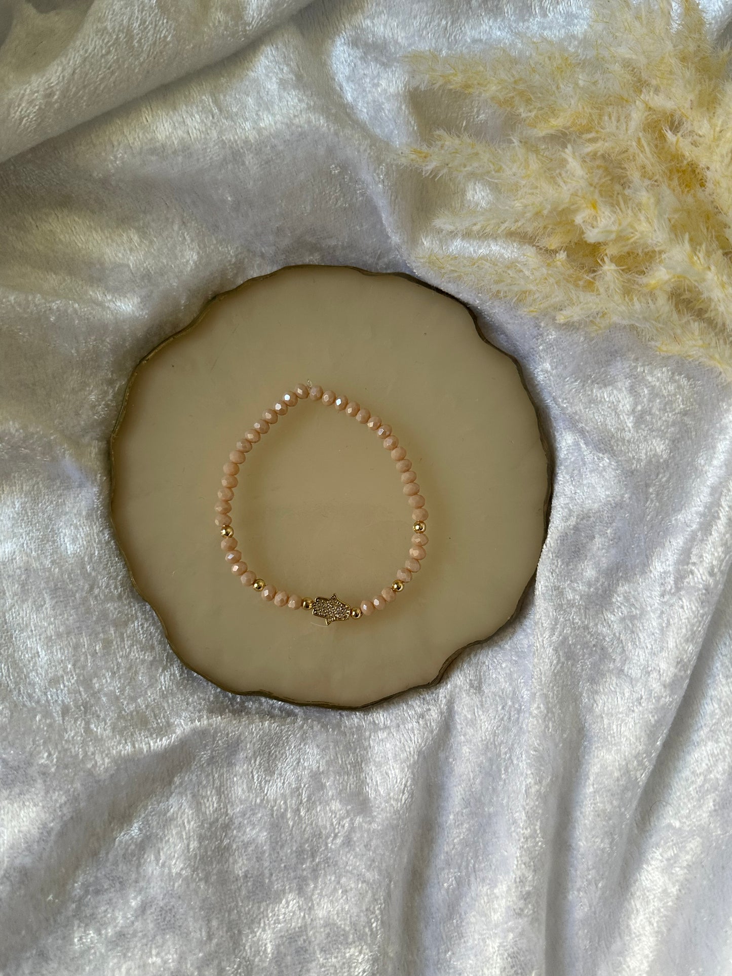 Perlenarmband mit beigen Kristallperlen und Fatima Hand Anhänger - 10307