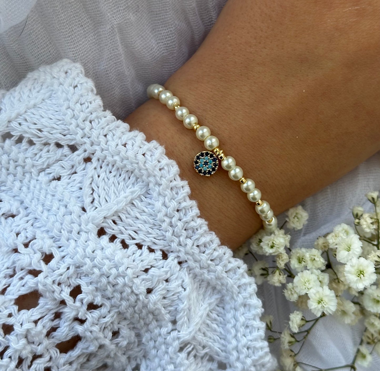 Perlenarmband mit Weißen / Beigen Glasperlen und Nazar / evil eye Anhänger - 10498