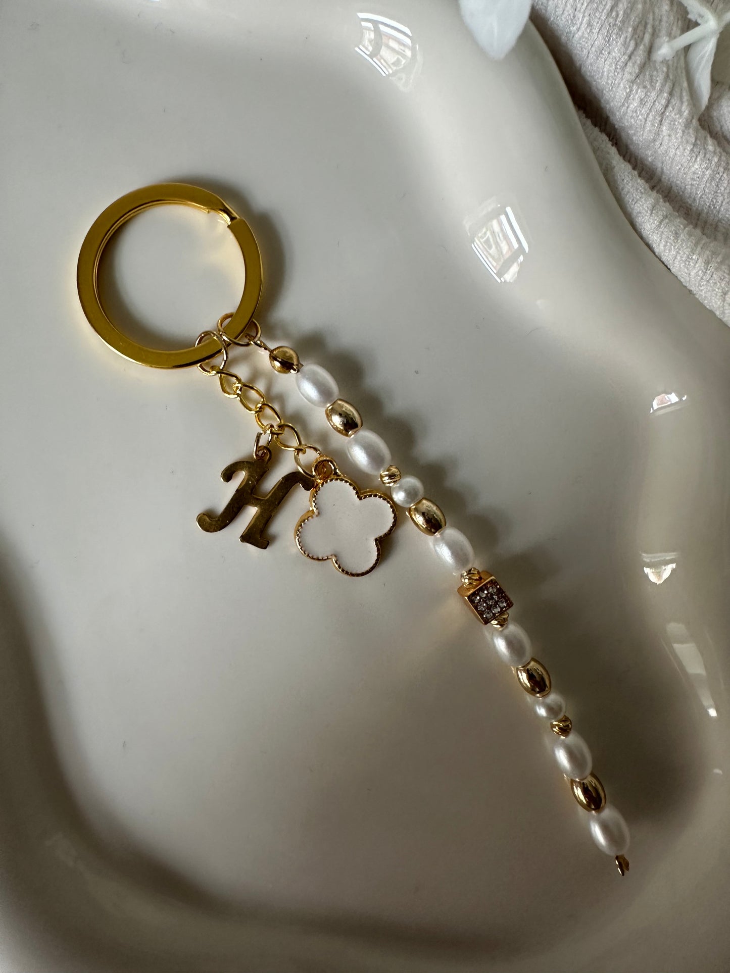 Schlüsselanhänger personalisiert mit Weißen und Goldenen Perlen und Kleeblatt Anhänger - 10025