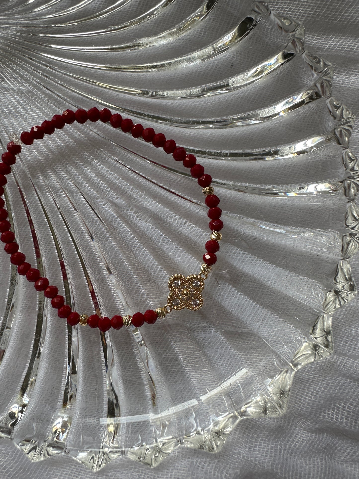 Perlenarmband mit Roten Kristallperlen und Kleeblatt Anhänger - 10335