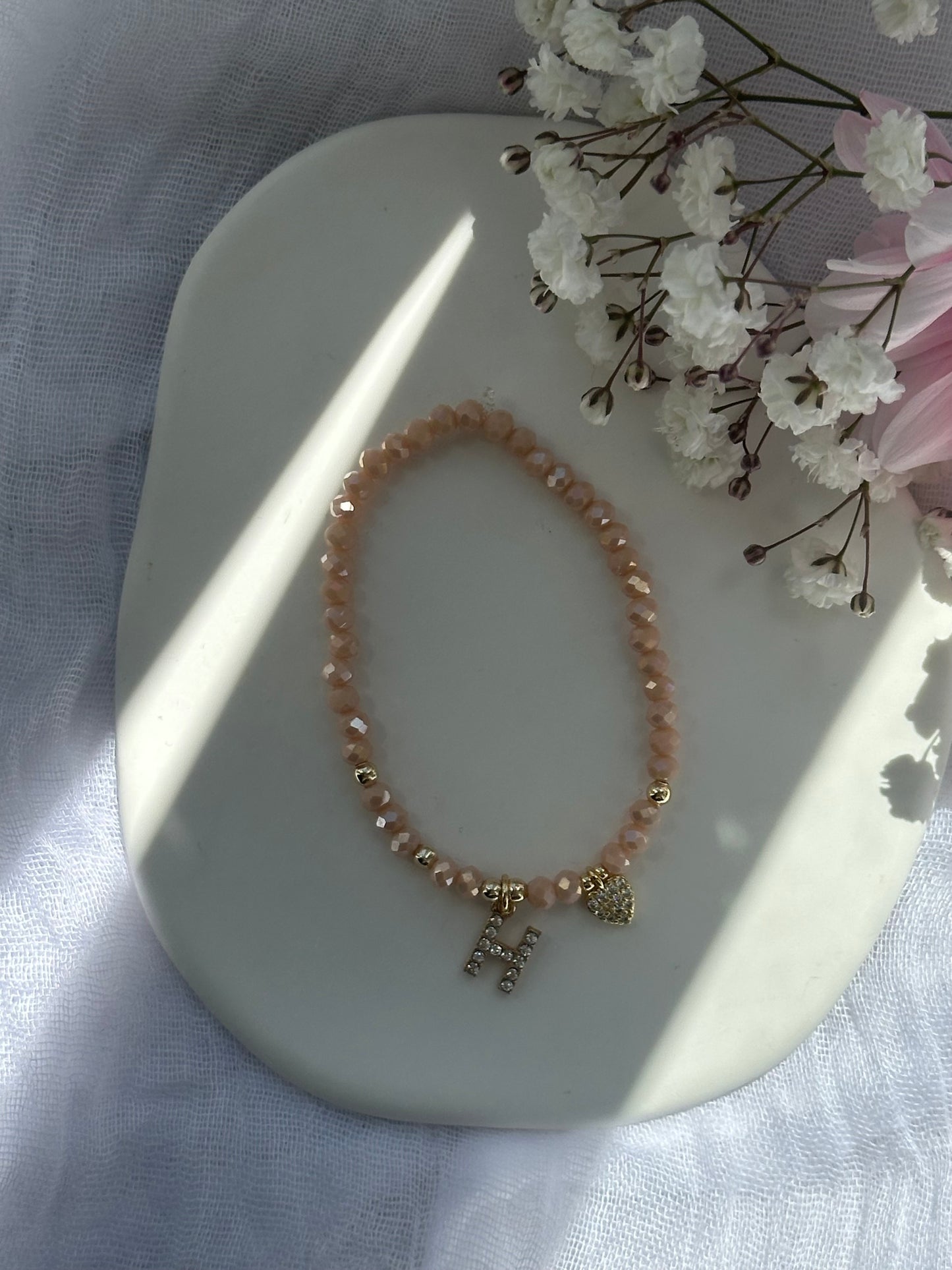 Perlenarmband personalisiert mit Beigen Kristallperlen und goldenen Details + Herz Anhänger - 10762