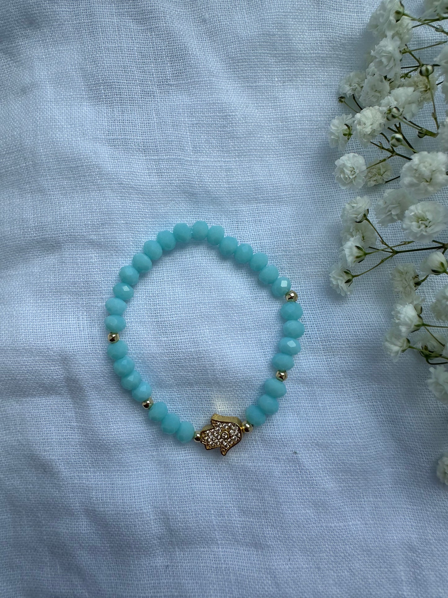 Perlenarmband mit Hellblauen Kristallperlen und Fatimas Hand Anhänger - 10249