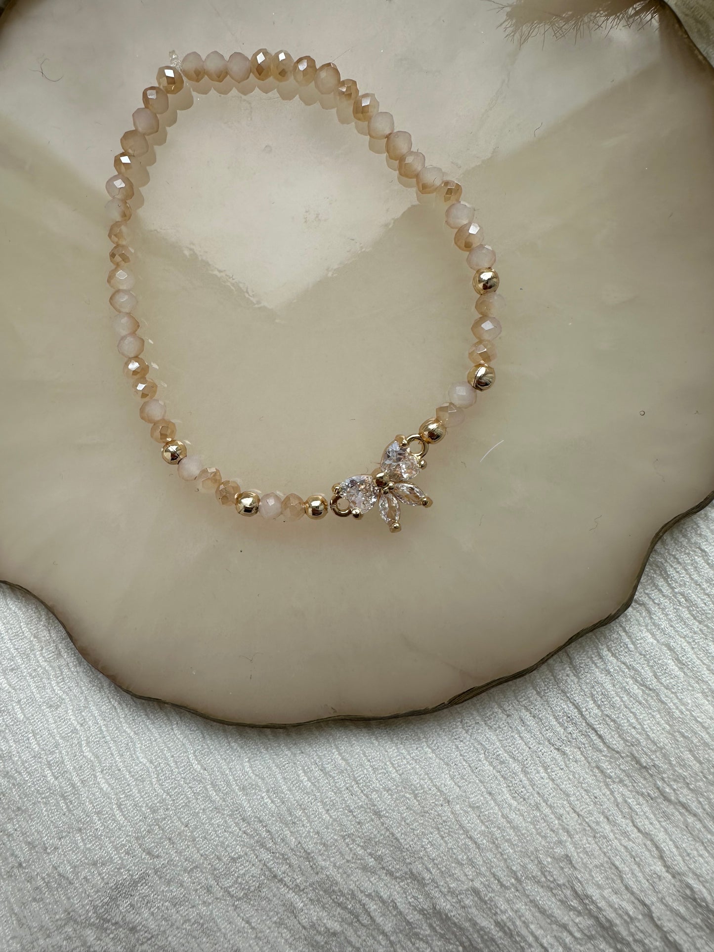 Perlenarmband mit Beigen Kristallperlen und Schleifen Anhänger - 10472