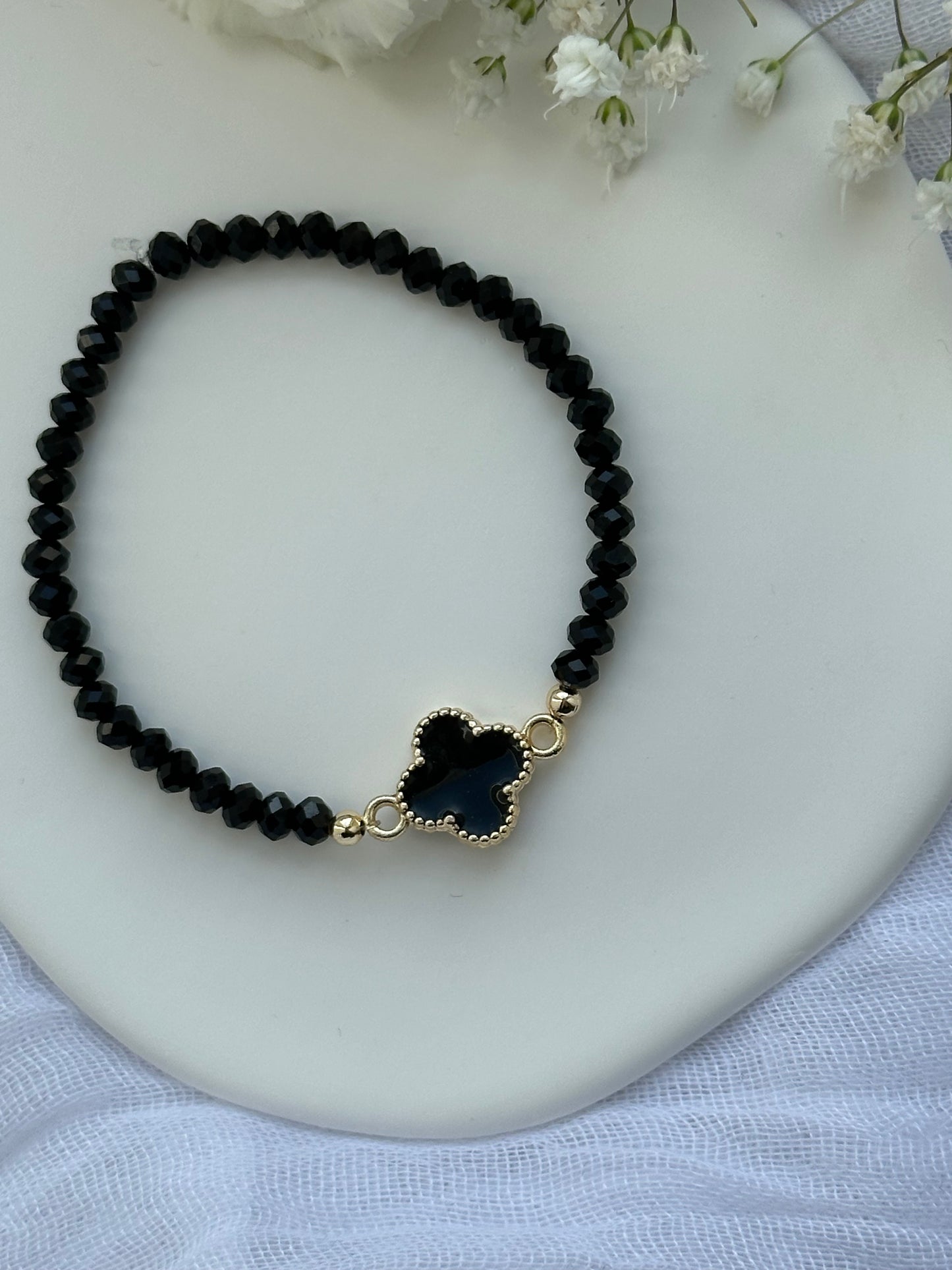 Perlenarmband mit Schwarzen Kristallperlen und Kleeblatt Anhänger - 10571