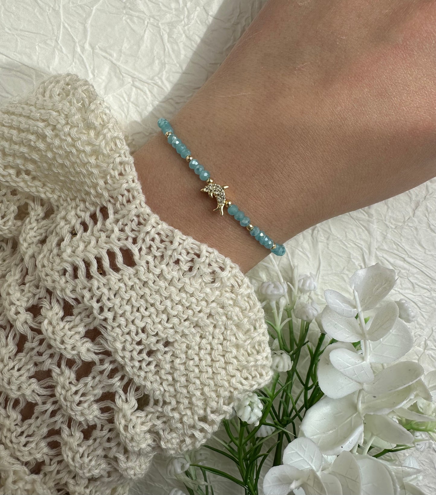 Perlenarmband mit Hellblauen Perlen und Delfin Anhänger - 10242