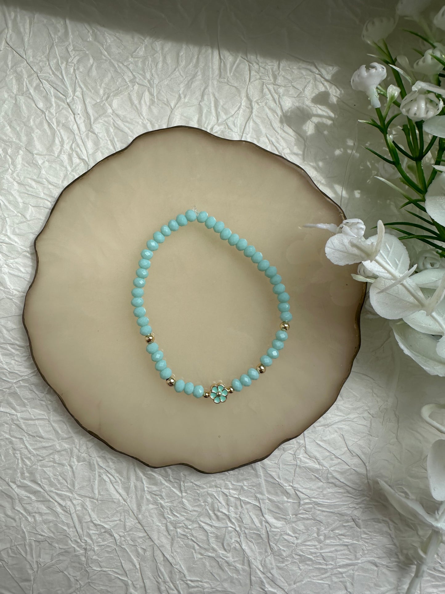Perlenarmband mit Türkisen Perlen und Blumen Anhänger - 10311