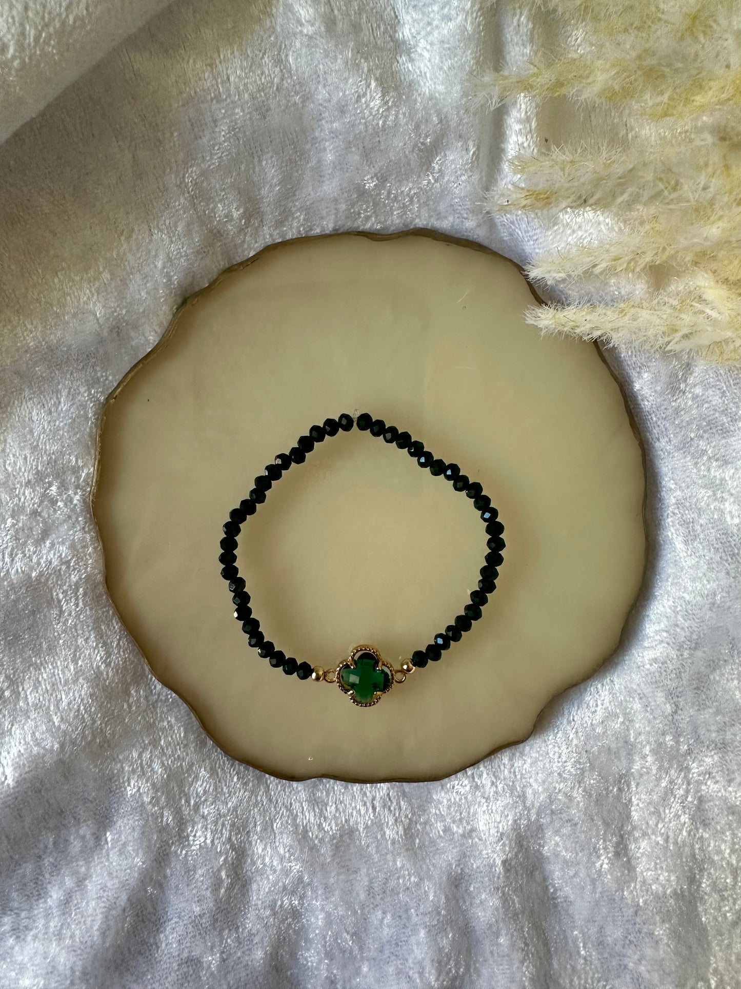 Perlenarmband mit grünen Kristallperlen und Kleeblatt Anhänger - 10435
