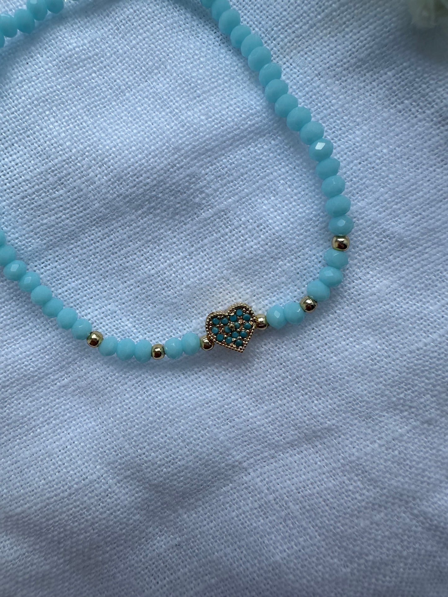 Perlenarmband mit Hellblauen Kristallperlen und Herz Anhänger - 10315