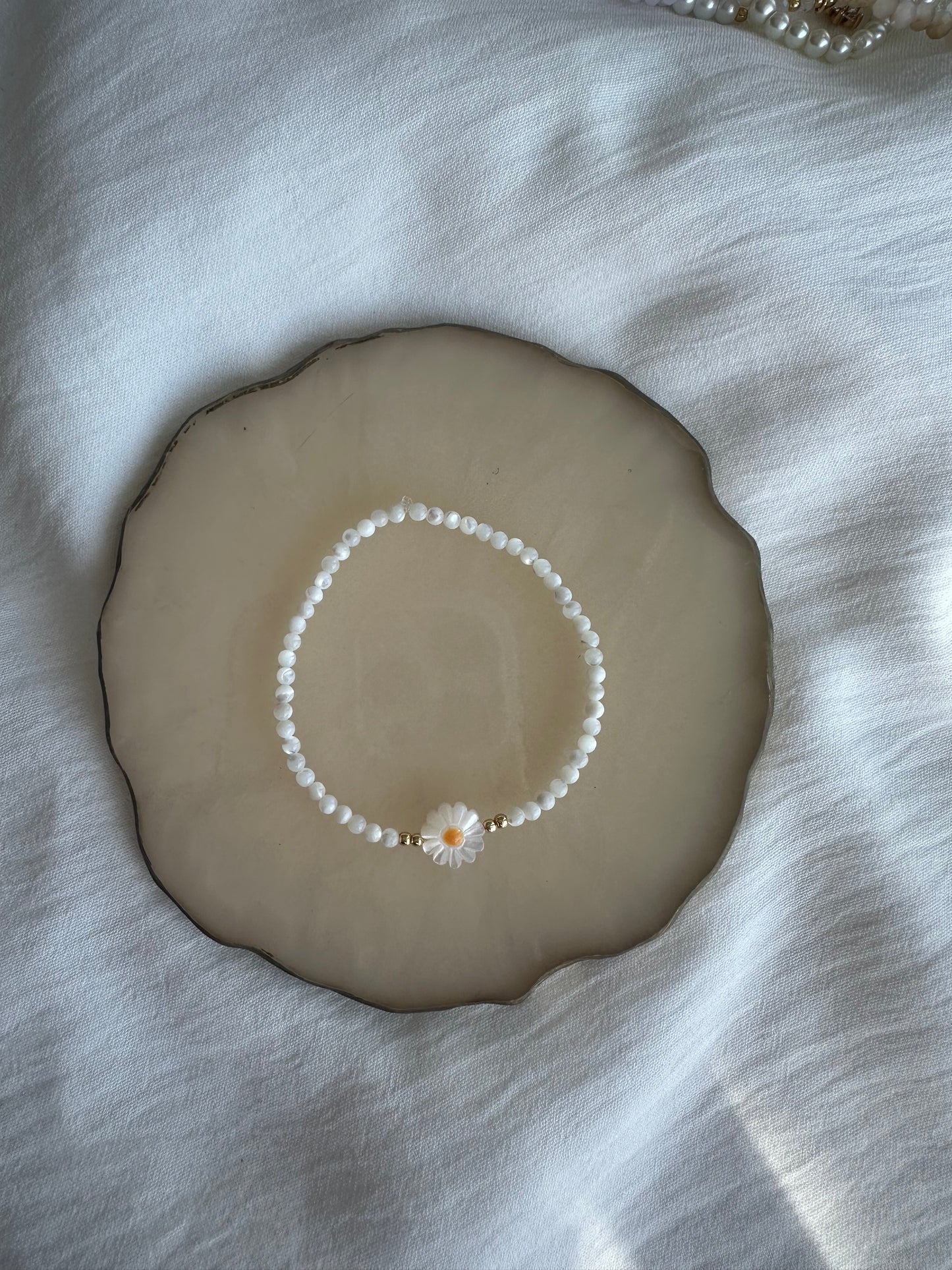 Perlenarmband mit Weißen Glasperlen und Gänseblümchen Anhänger - 10403