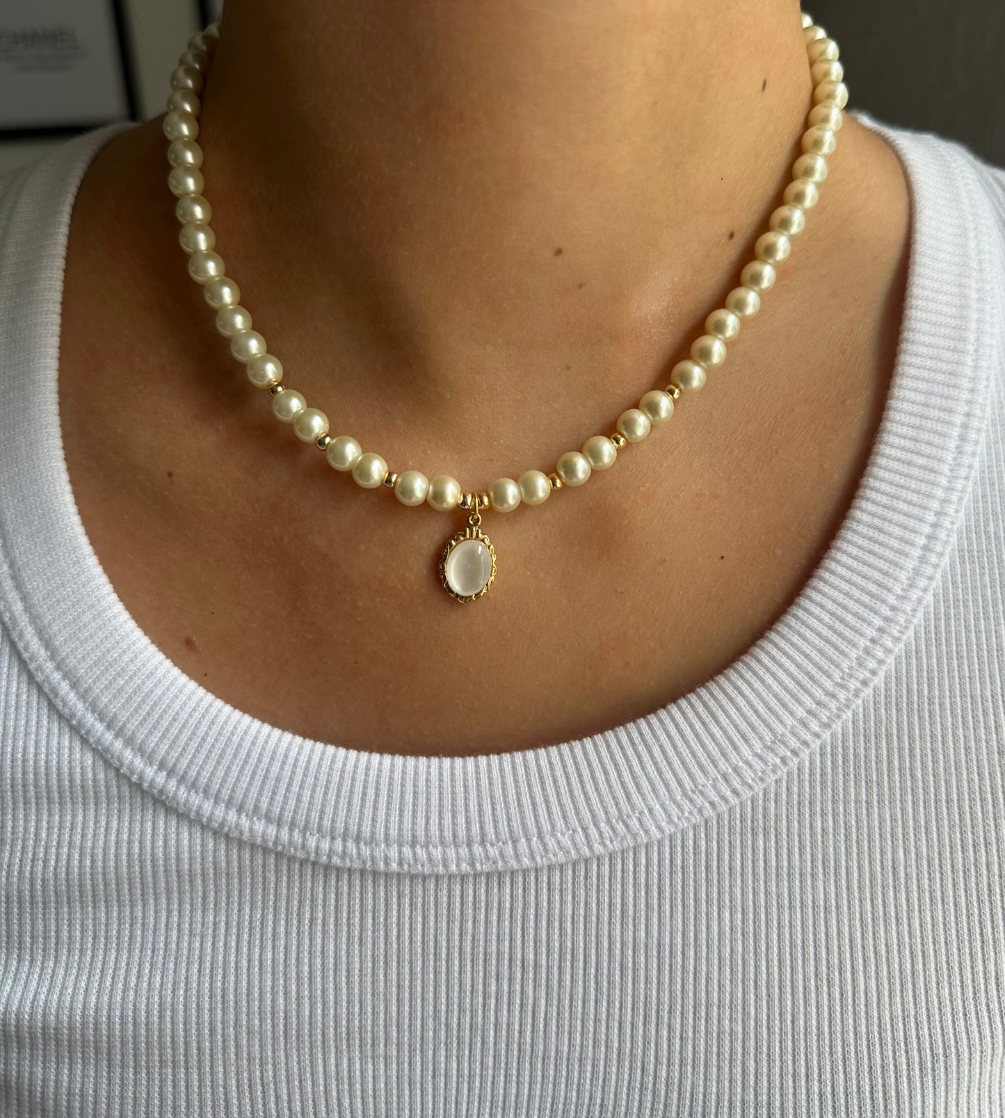 Perlenkette mit Weißen / Beigen Galsperlen und Goldenen Perlen + Stein Anhänger - 10953