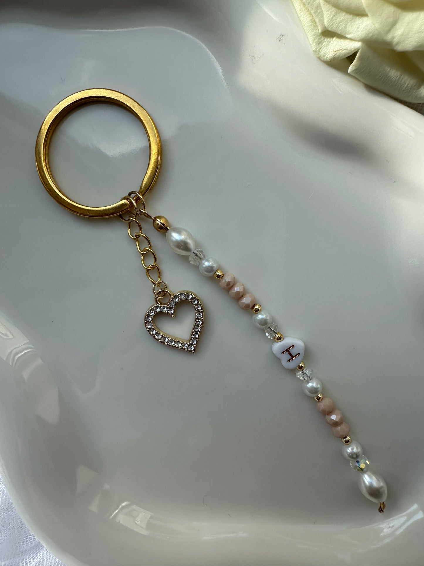 Schlüsselanhänger personalisiert mit Weißen und Beigen Perlen + Herz Anhänger - 10029