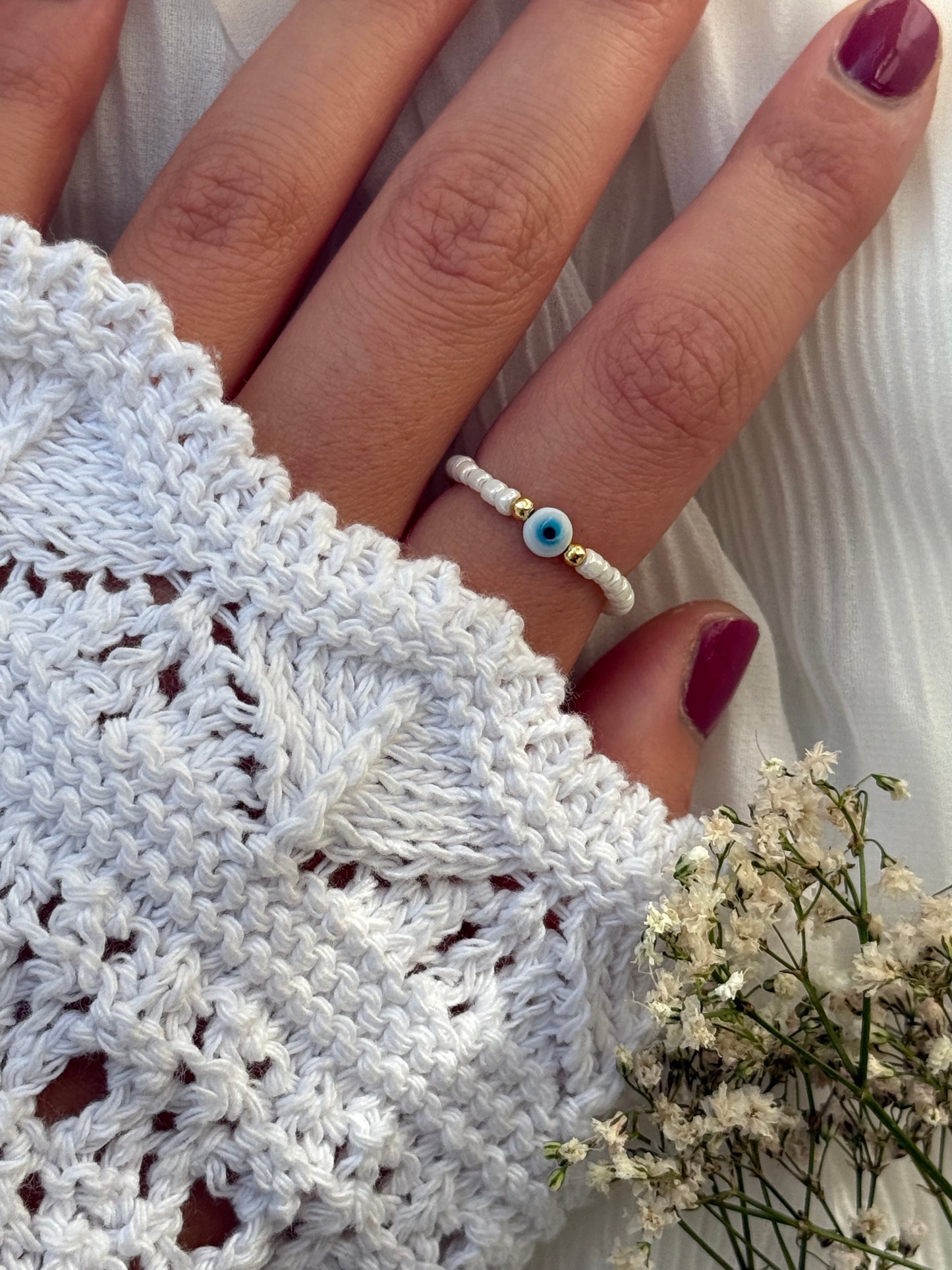 Perlenring mit Weißen Perlen, Goldenen Details + Nazar / Evil eye Anhänger - 10996