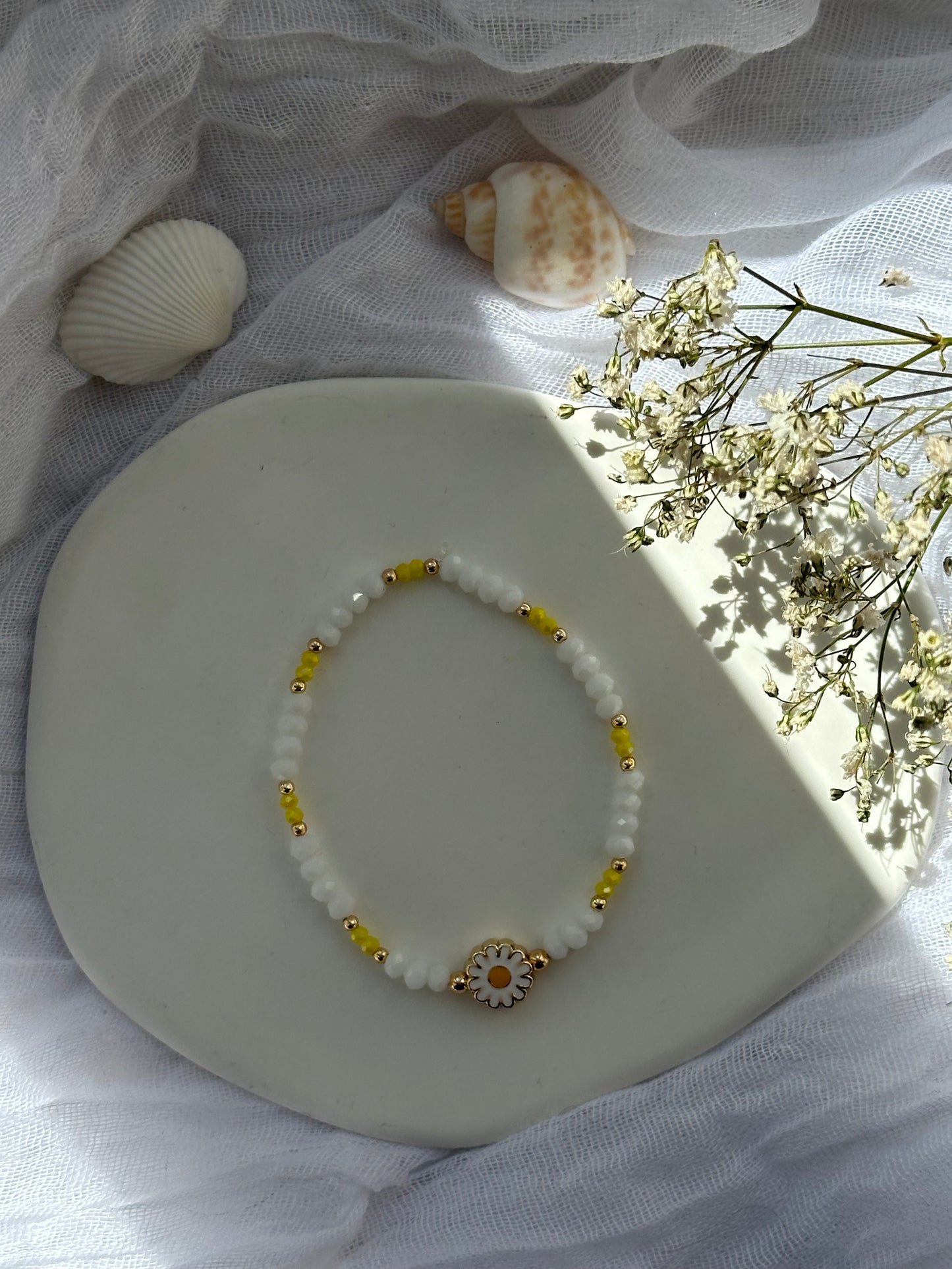 Perlenarmband mit Gelben, Weißen Kristallperlen und Goldenen Perlen + Papatya Anhänger - 10843