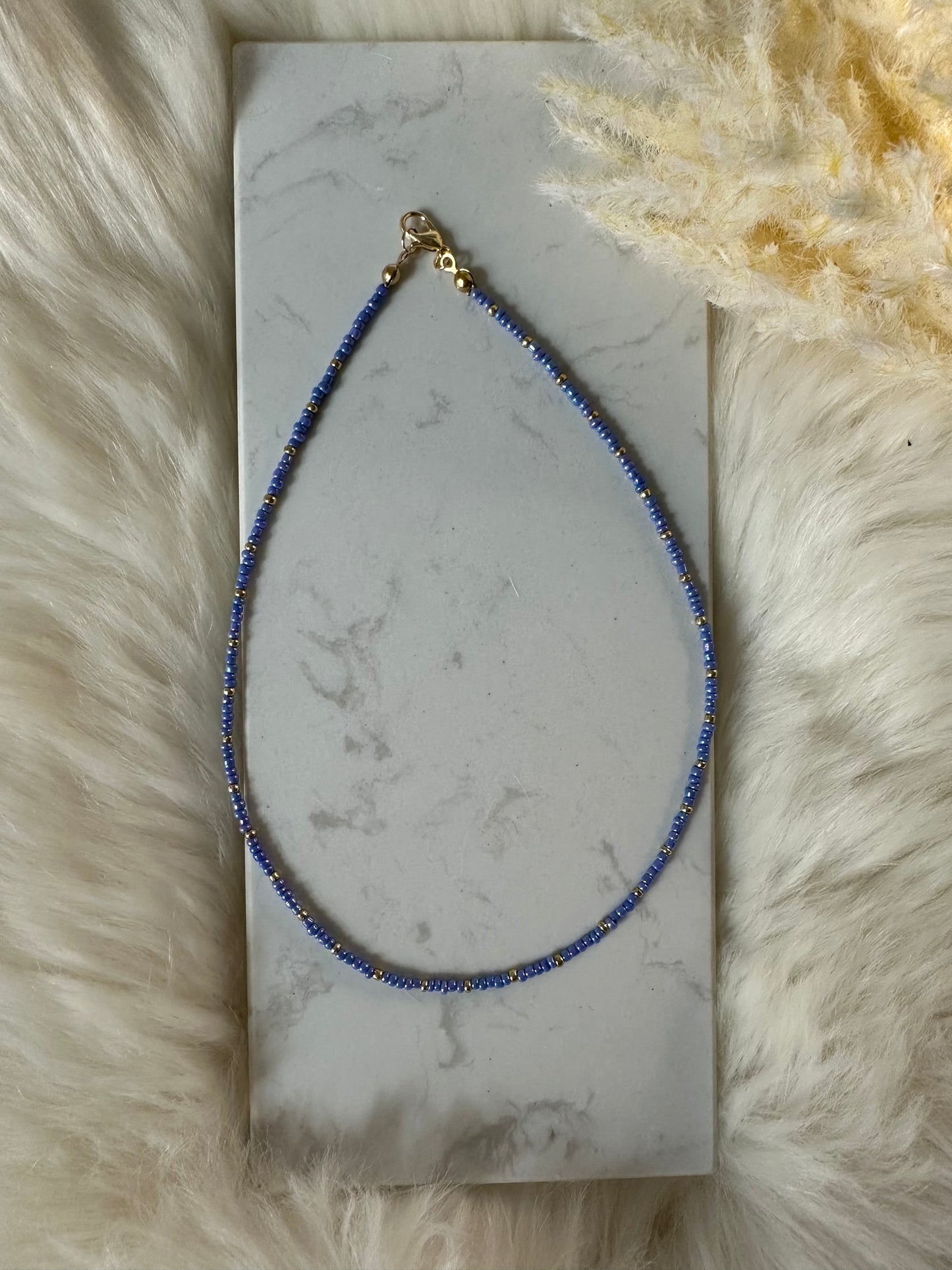 Perlenkette chocker mit blauen Perlen und goldenen Zwischenperlen - 10157