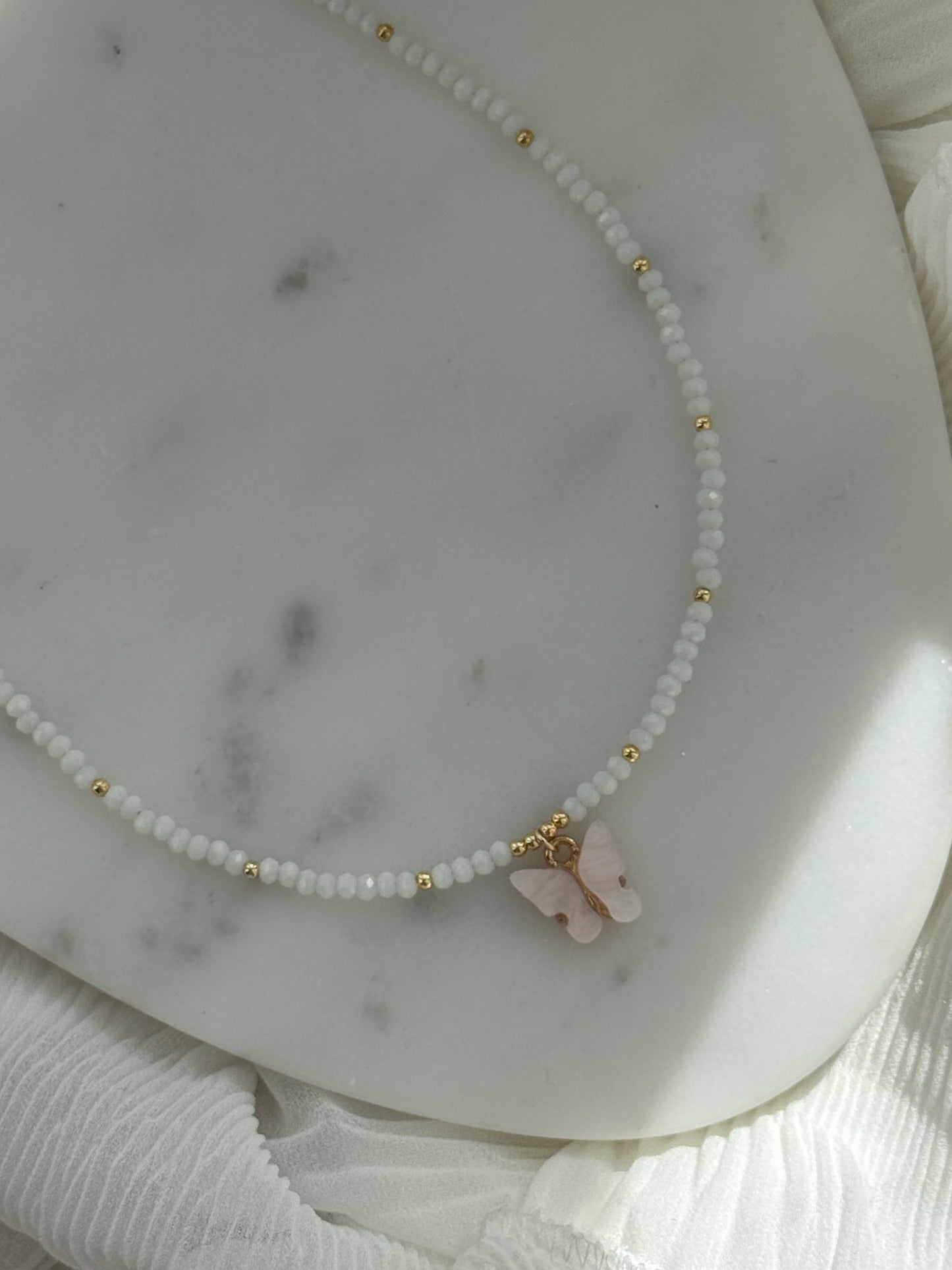 Perlenkette mit Weißen Kristallperlen, Goldenen Perlen + Schmetterling Anhänger - 2178
