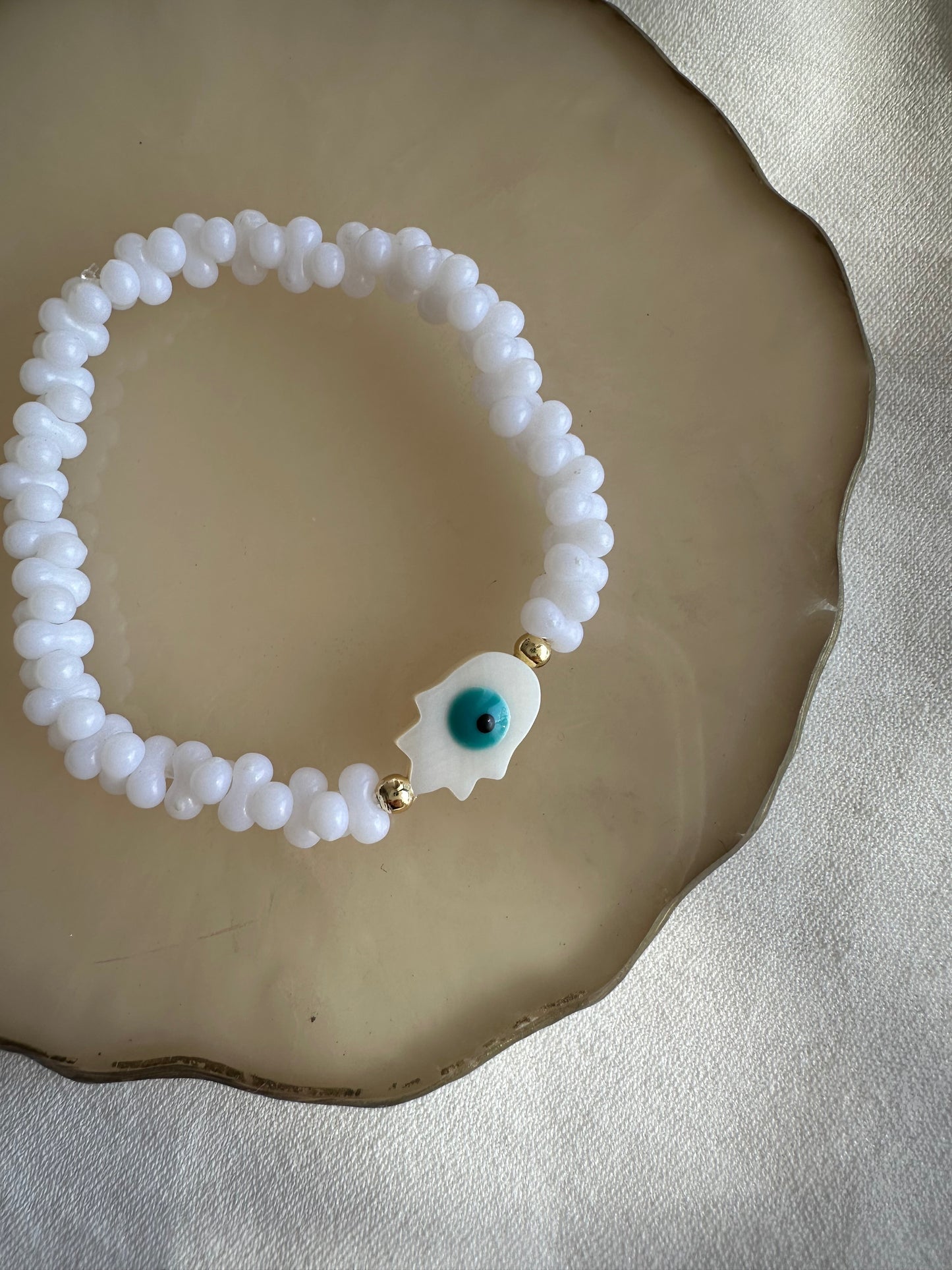 Perlenarmband mit Weißen Perlen und Fatimas Hand Anhänger - 10269
