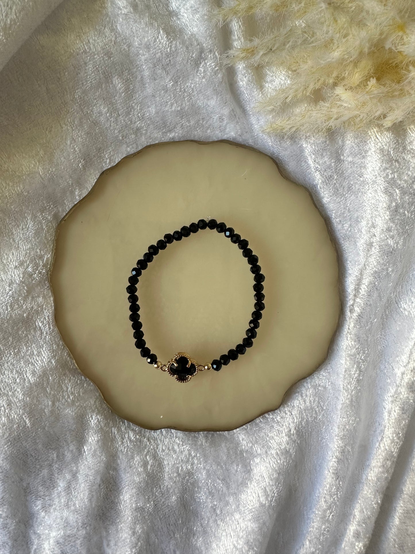 Perlenarmband mit schwarzen Kristallperlen und Kleeblatt Anhänger - 10354