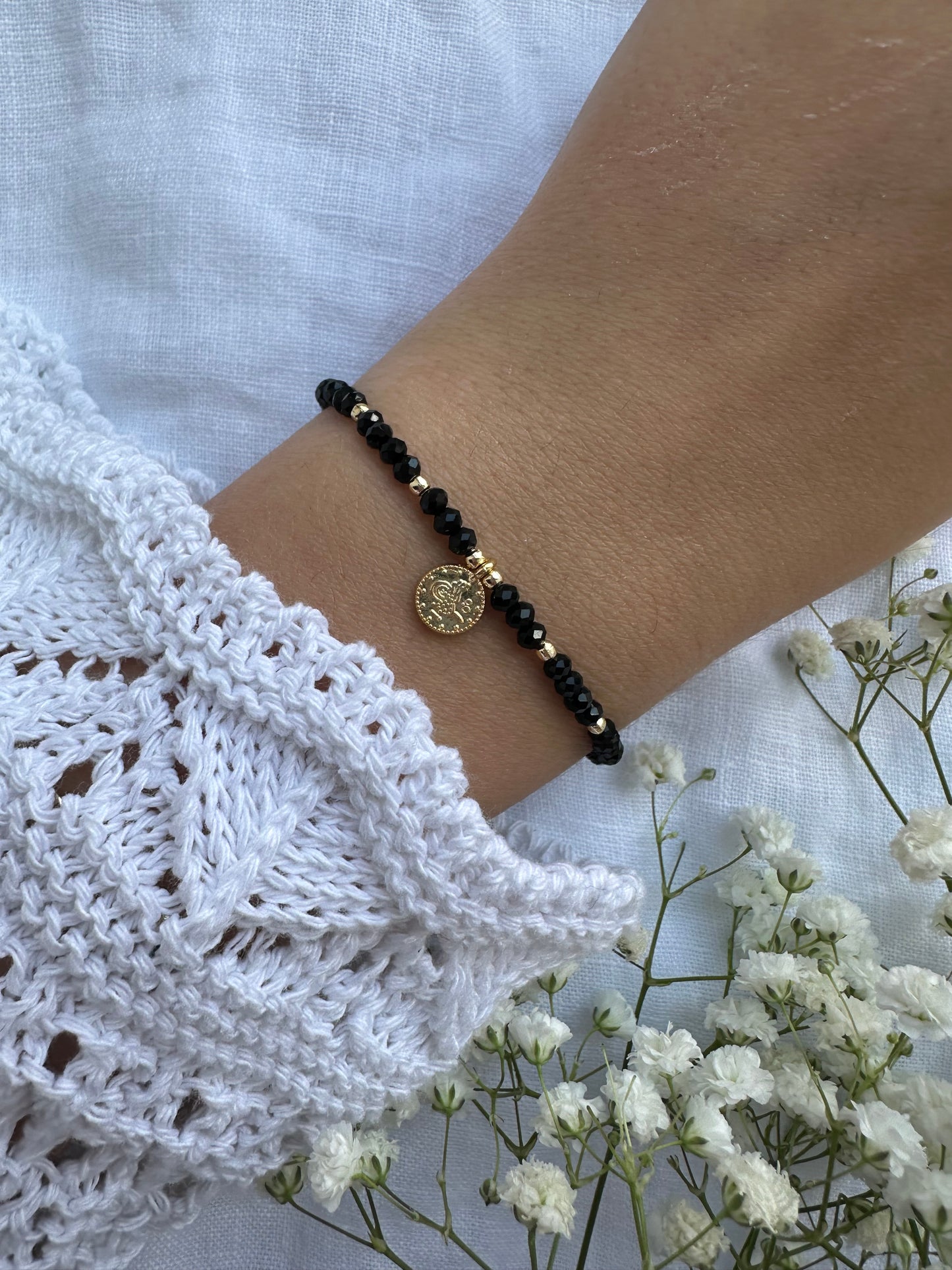 Perlenarmband mit Schwarzen Kristallperlen und Goldenen Taler Anhänger - 10470