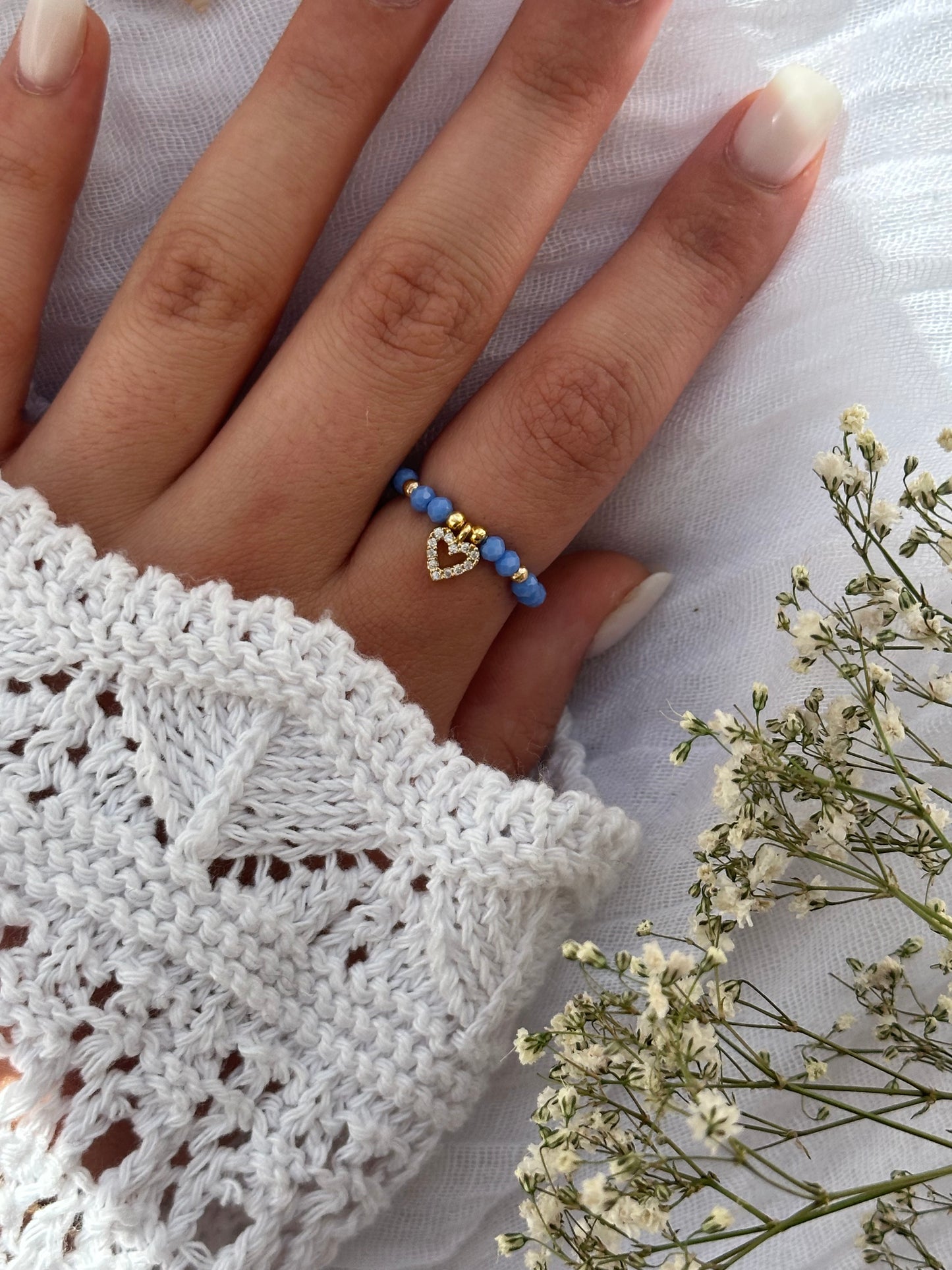 Perlenring mit Blauen Kristallperlen und goldenen Details + Herz Anhänger - 10785