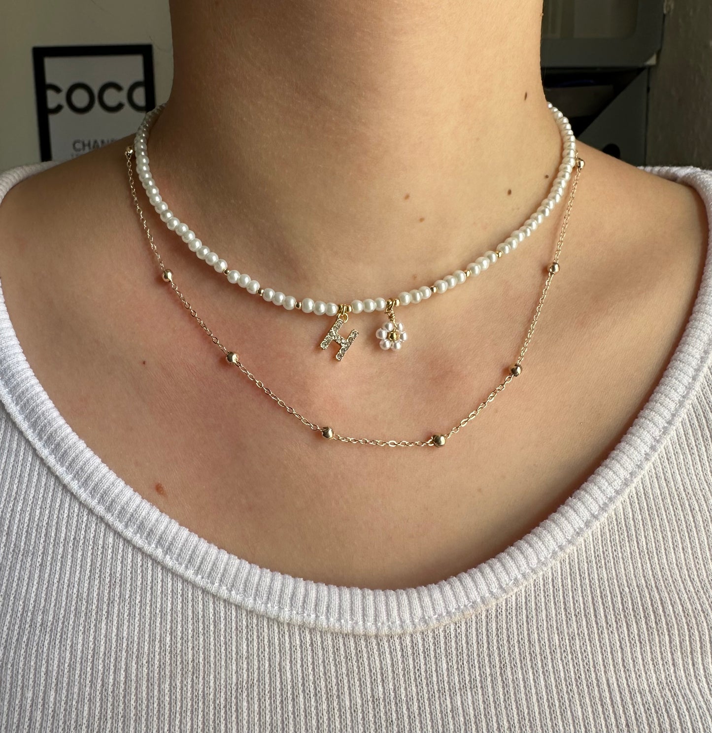 Perlenkette mit Weißen Perlen und Blumen und Buchstaben Anhänger - 10221