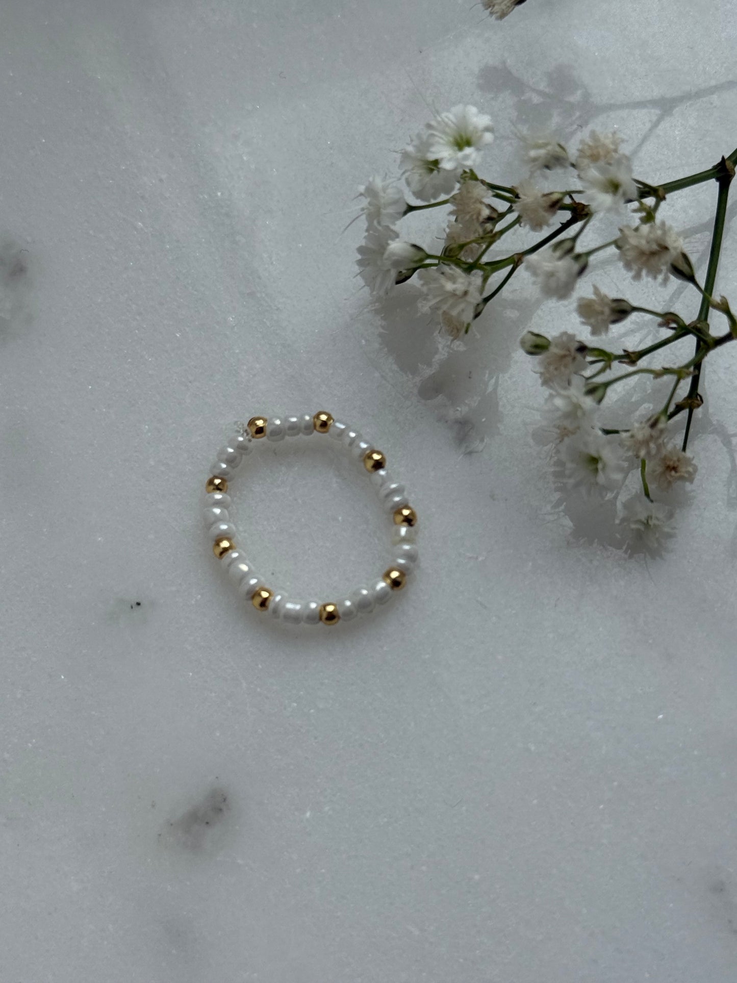 Perlenring Basic mit Weißen Perlen, Goldenen Details - 10995