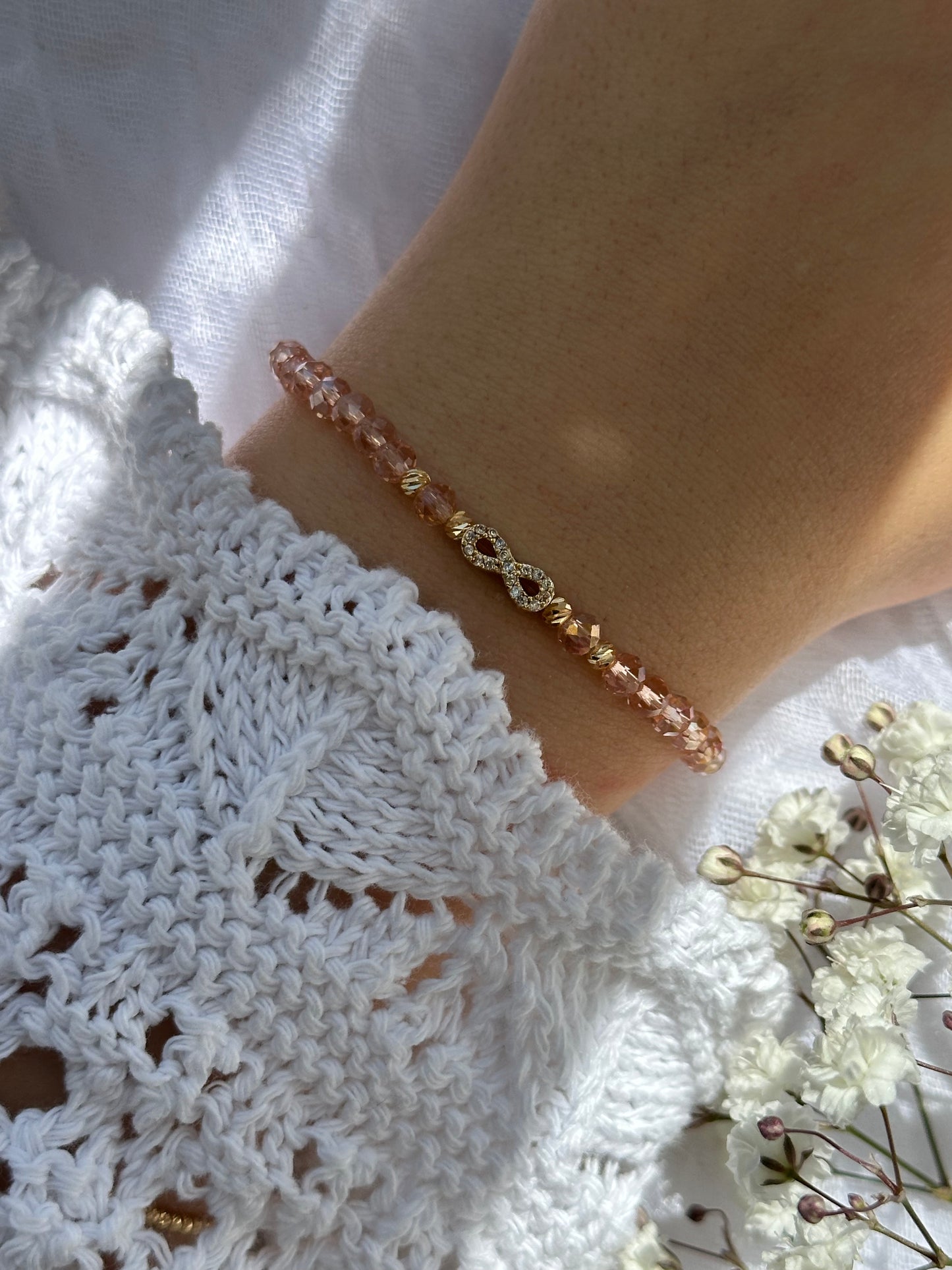 Perlenarmband mit Rose Kristallperlen und goldenen Details + Unendlichkeits Anhänger - 10738