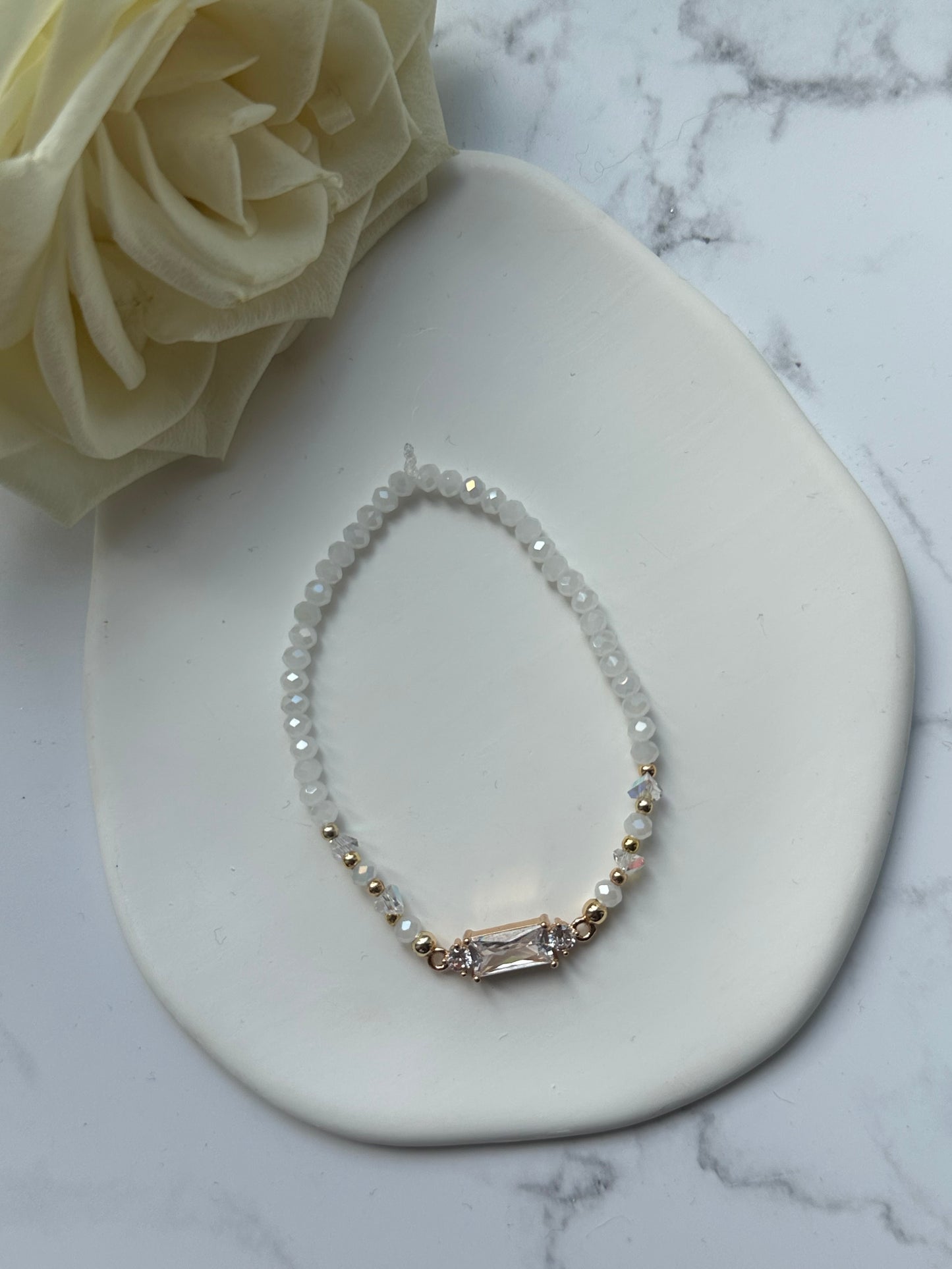 Perlenarmband mit Kristallperlen und Goldenen Perlen + Zirkonia Anhänger - 10869